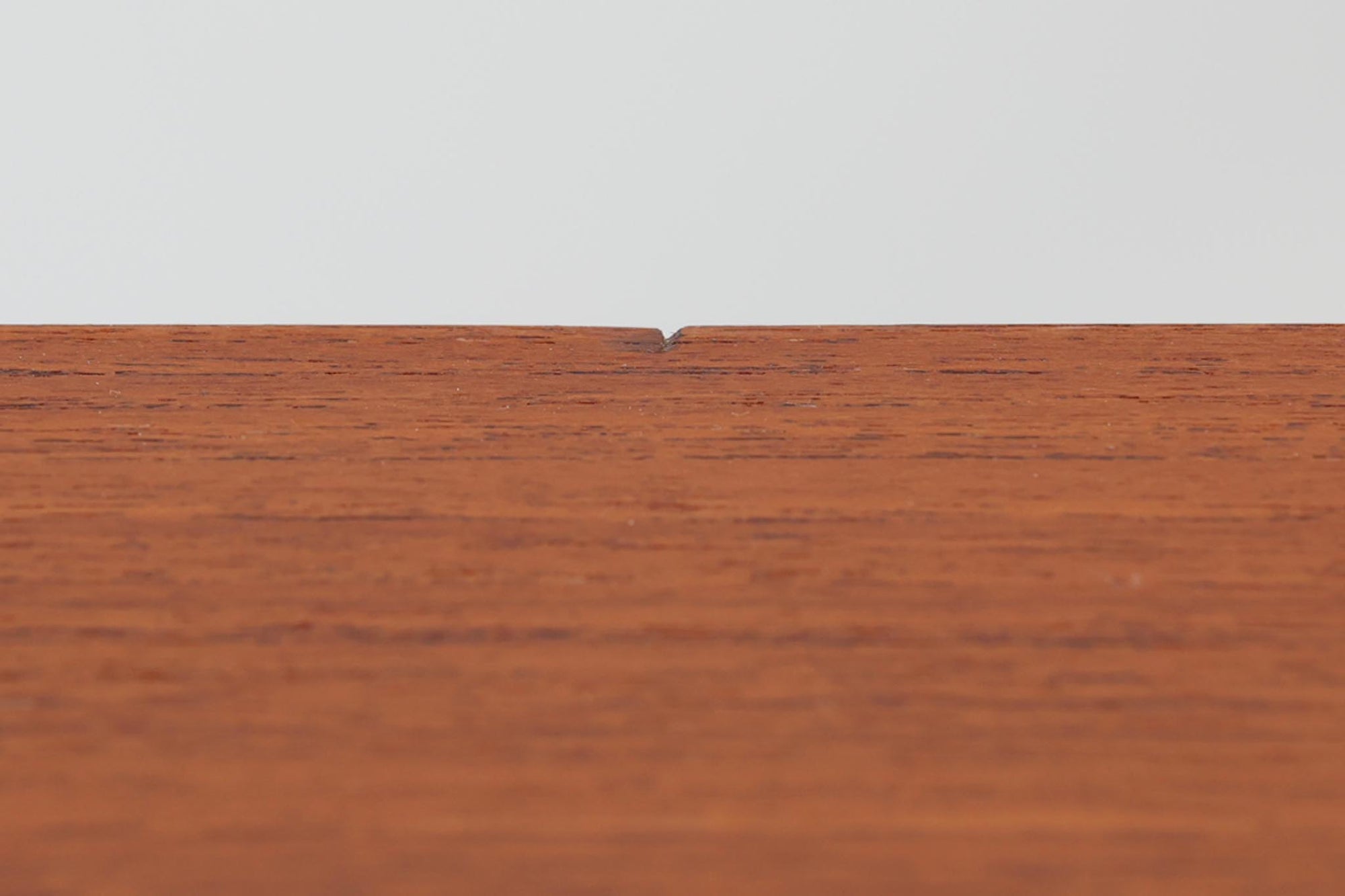 Arne Wahl Iversenデザインのライティングビューロです。引き出しが2段と小ぶりなタイプです。シンプルながらもクオリティーの高い作品で、H字の伝統的な形状の脚が特徴であり、そのデザインは強度を保ちながらもスタイリッシュな印象を与えてくれます。