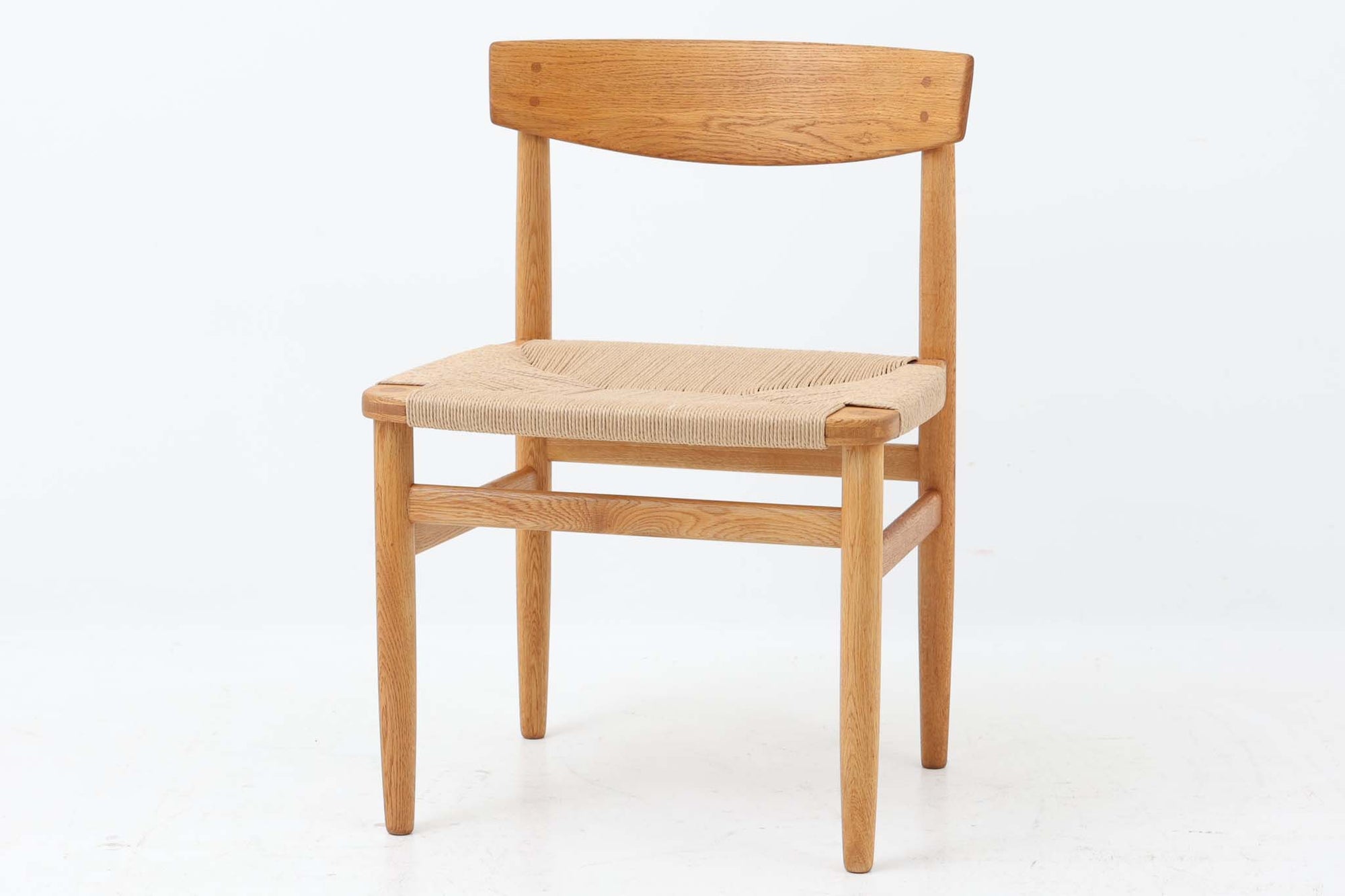 「Borge mogensen」デザインのOresundシリーズのチェアです。J39より一回り大きいサイズで、座面と脚の見せるジョイントが特徴的なデザインとなっております。モーエンセンの家具を多く作成していた「Karl Andersson」社の熟練の職人によって作成されており、確かな造りを感じさせてくれます。流通量が少なく希少なチェアです。