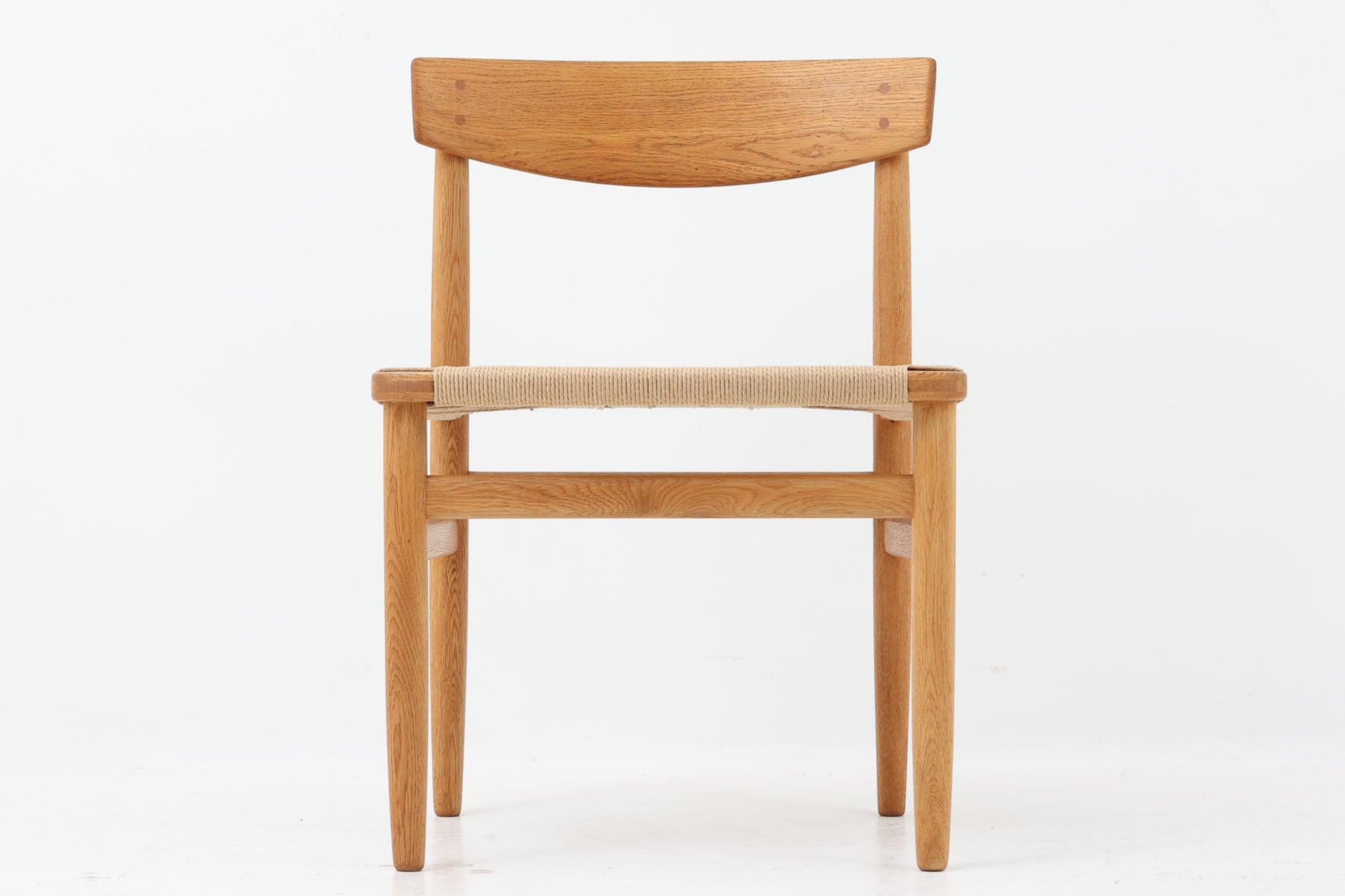 「Borge mogensen」デザインのOresundシリーズのチェアです。J39より一回り大きいサイズで、座面と脚の見せるジョイントが特徴的なデザインとなっております。モーエンセンの家具を多く作成していた「Karl Andersson」社の熟練の職人によって作成されており、確かな造りを感じさせてくれます。流通量が少なく希少なチェアです。