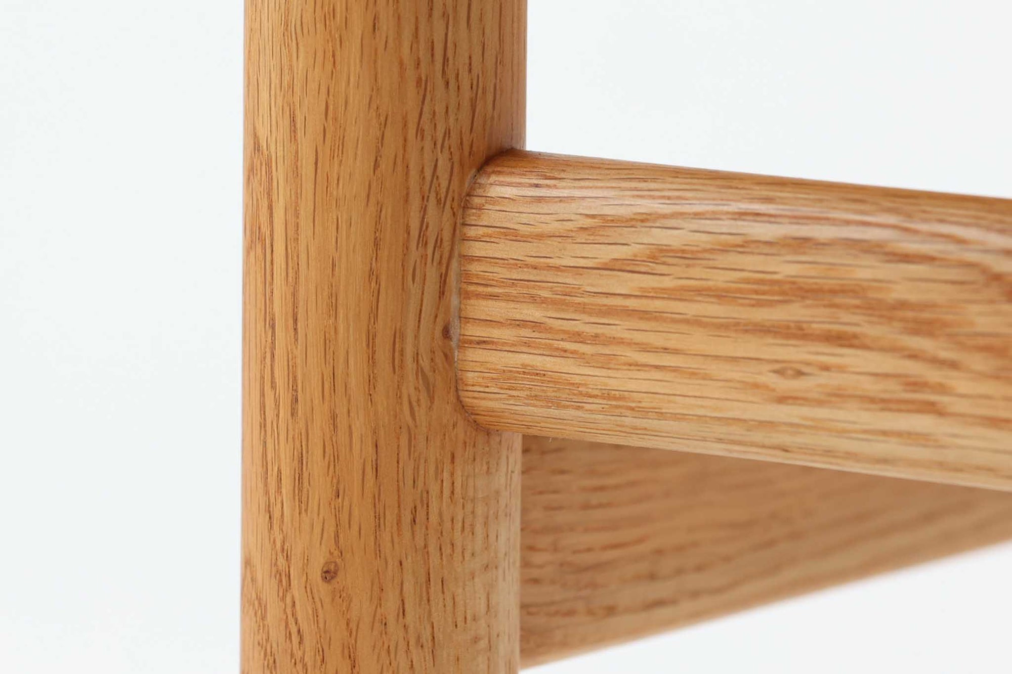 「Borge mogensen」デザインのOresundシリーズのチェアです。J39より一回り大きいサイズで、座面と脚の見せるジョイントが特徴的なデザインとなっております。モーエンセンの家具を多く作成していた「Karl Andersson」社の熟練の職人によって作成されており、確かな造りを感じさせてくれます。流通量が少なく希少なチェアです。