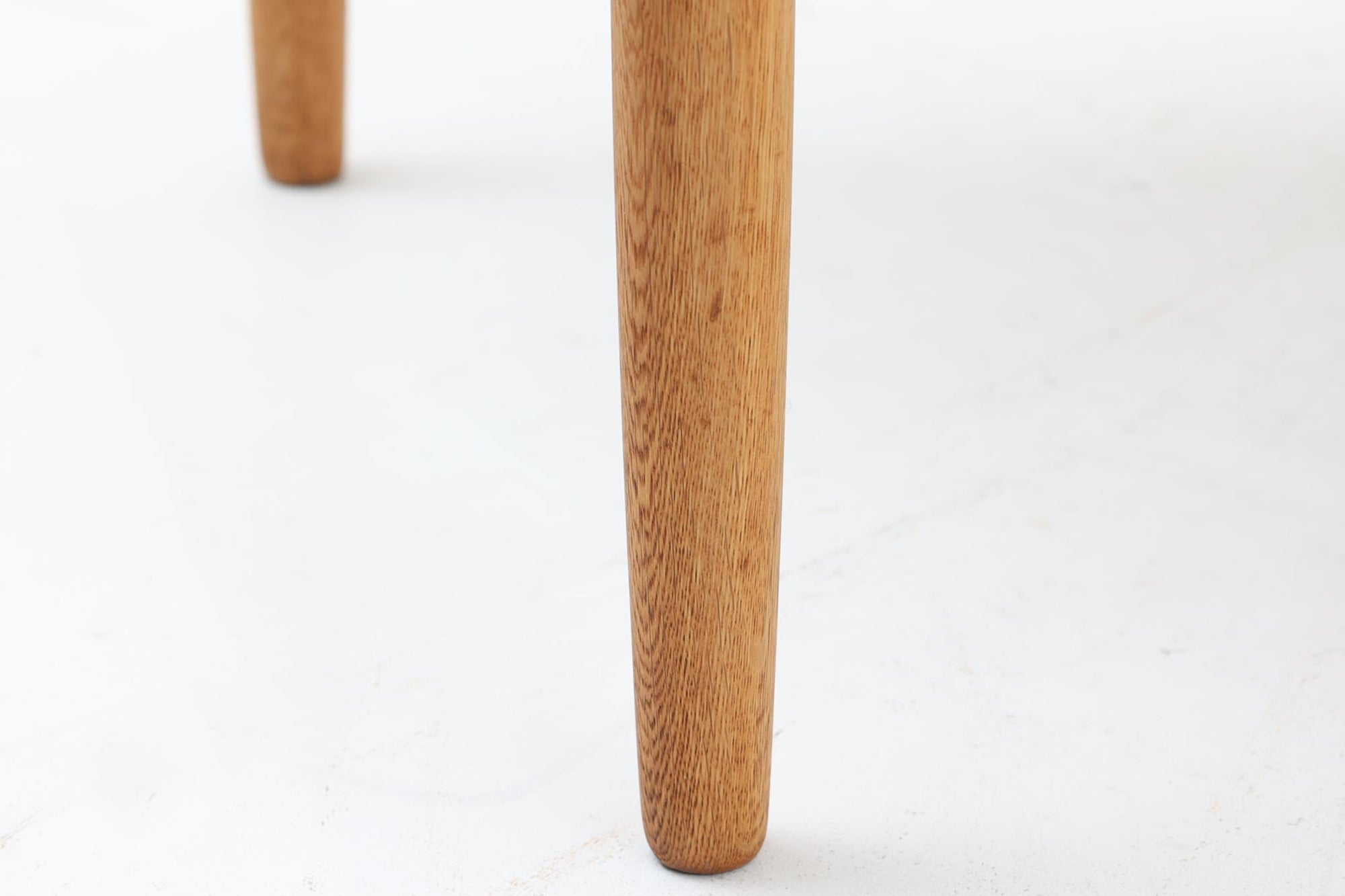 「Borge mogensen」デザインのOresundシリーズのチェアです。J39より一回り大きいサイズで、座面と脚の見せるジョイントが特徴的なデザインとなっております。モーエンセンの家具を多く作成していた「Karl Andersson」社の熟練の職人によって作成されており、確かな造りを感じさせてくれます。流通量が少なく希少なチェアです。