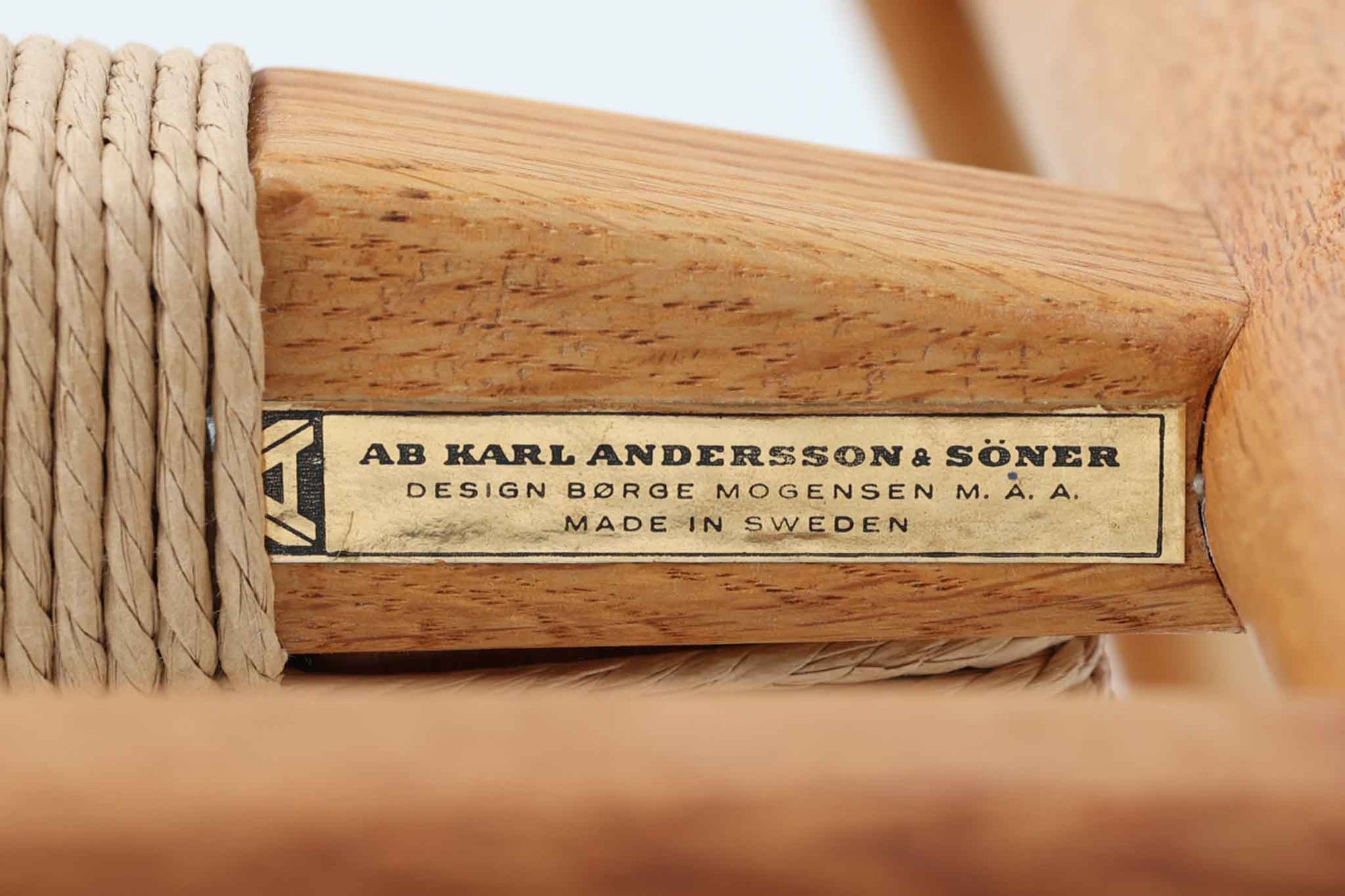 「Borge mogensen」デザインのOresundシリーズのチェアです。J39より一回り大きいサイズで、座面と脚の見せるジョイントが特徴的なデザインとなっております。モーエンセンの家具を多く作成していた「Karl Andersson」社の熟練の職人によって作成されており、確かな造りを感じさせてくれます。流通量が少なく希少なチェアです。