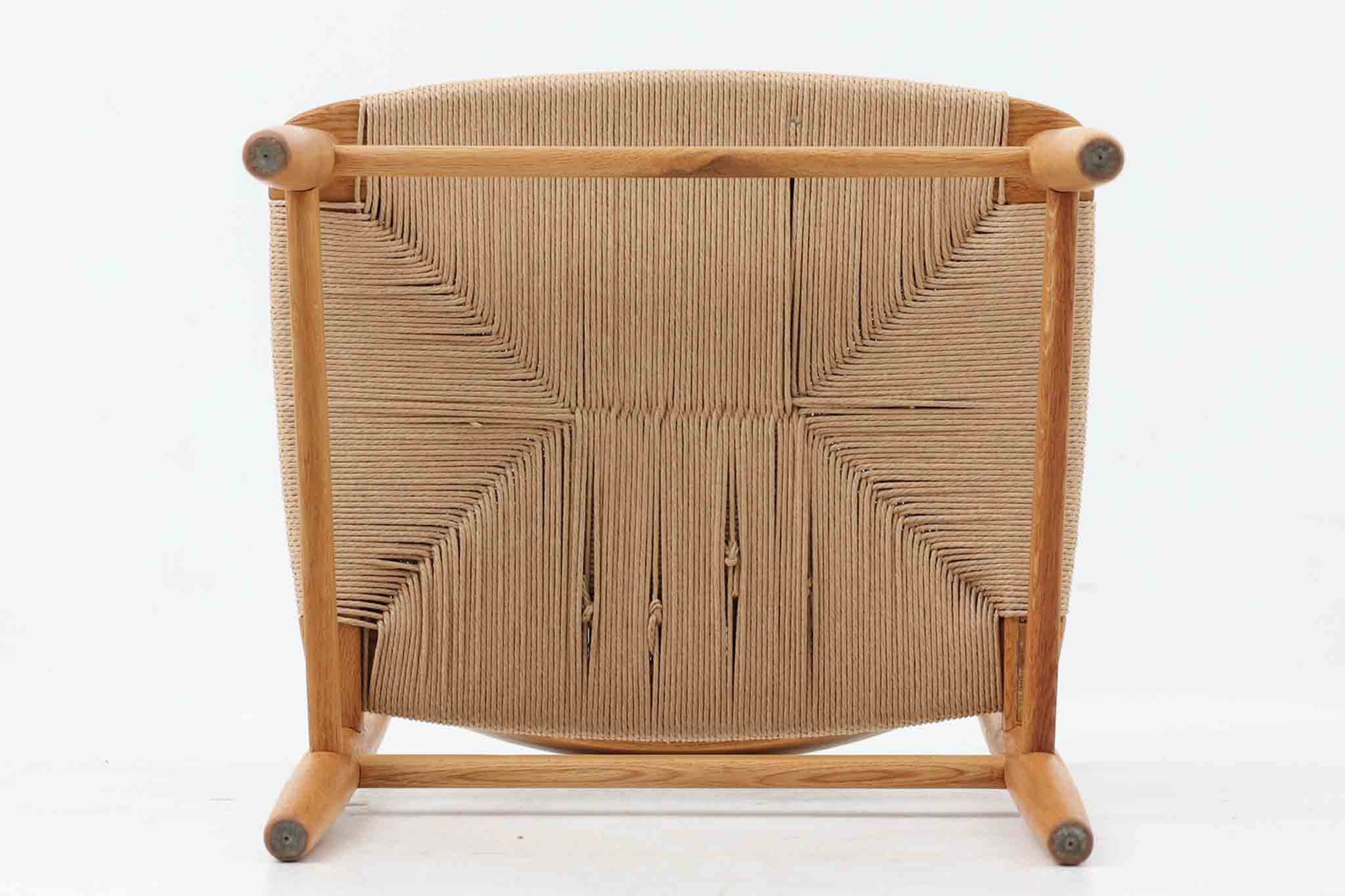 「Borge mogensen」デザインのOresundシリーズのチェアです。J39より一回り大きいサイズで、座面と脚の見せるジョイントが特徴的なデザインとなっております。モーエンセンの家具を多く作成していた「Karl Andersson」社の熟練の職人によって作成されており、確かな造りを感じさせてくれます。流通量が少なく希少なチェアです。