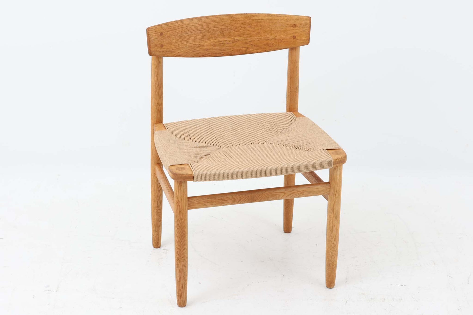 「Borge mogensen」デザインのOresundシリーズのチェアです。J39より一回り大きいサイズで、座面と脚の見せるジョイントが特徴的なデザインとなっております。モーエンセンの家具を多く作成していた「Karl Andersson」社の熟練の職人によって作成されており、確かな造りを感じさせてくれます。流通量が少なく希少なチェアです。