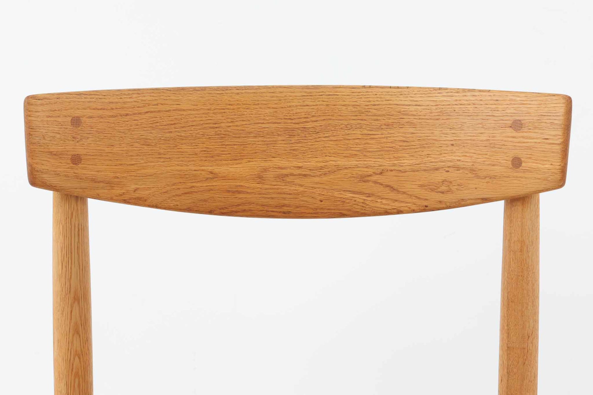 「Borge mogensen」デザインのOresundシリーズのチェアです。J39より一回り大きいサイズで、座面と脚の見せるジョイントが特徴的なデザインとなっております。モーエンセンの家具を多く作成していた「Karl Andersson」社の熟練の職人によって作成されており、確かな造りを感じさせてくれます。流通量が少なく希少なチェアです。