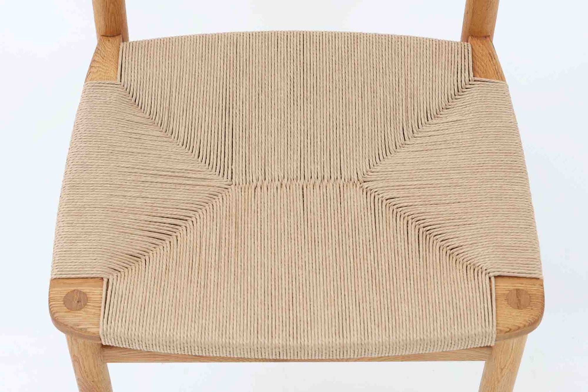 「Borge mogensen」デザインのOresundシリーズのチェアです。J39より一回り大きいサイズで、座面と脚の見せるジョイントが特徴的なデザインとなっております。モーエンセンの家具を多く作成していた「Karl Andersson」社の熟練の職人によって作成されており、確かな造りを感じさせてくれます。流通量が少なく希少なチェアです。