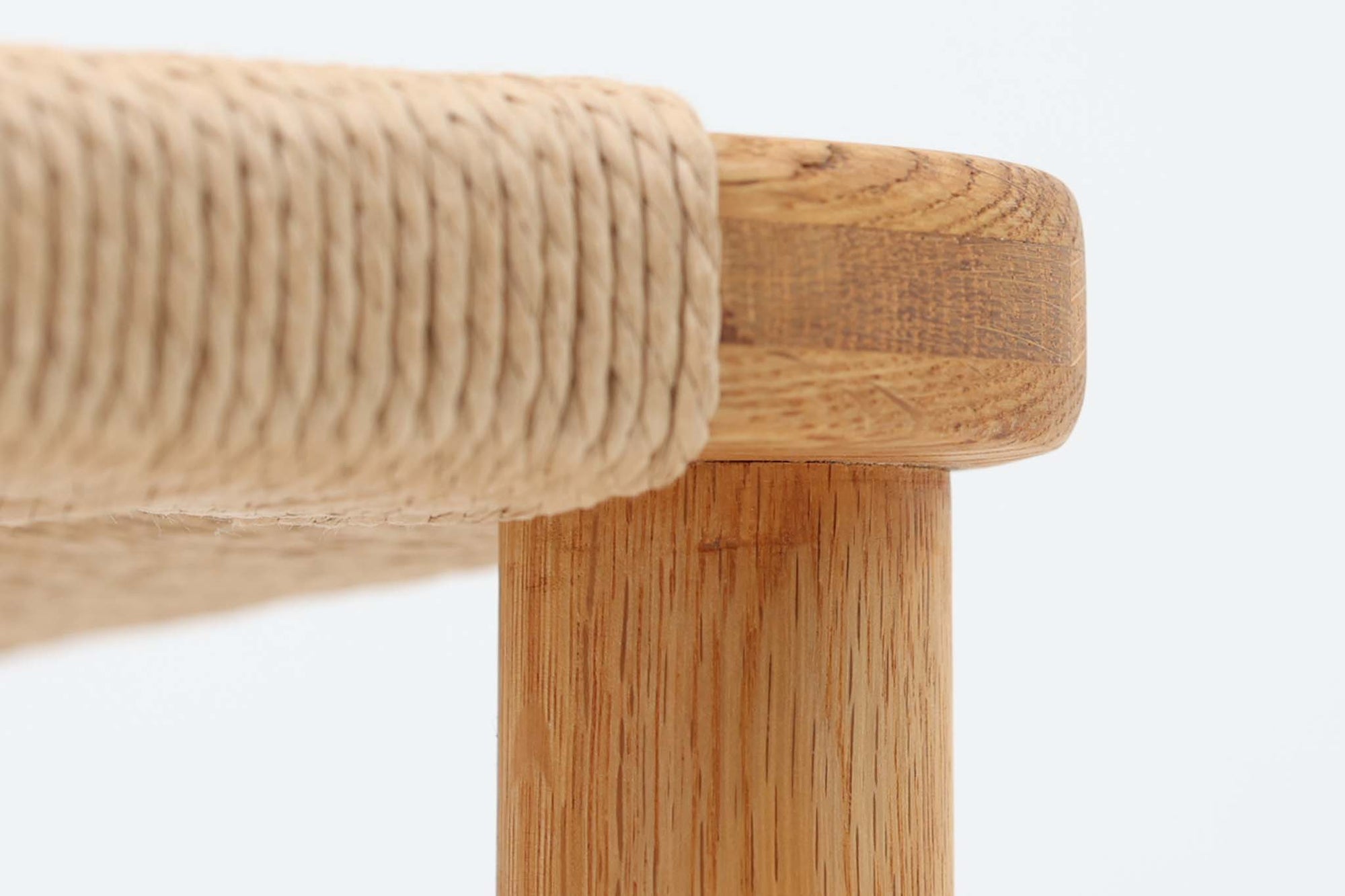 「Borge mogensen」デザインのOresundシリーズのチェアです。J39より一回り大きいサイズで、座面と脚の見せるジョイントが特徴的なデザインとなっております。モーエンセンの家具を多く作成していた「Karl Andersson」社の熟練の職人によって作成されており、確かな造りを感じさせてくれます。流通量が少なく希少なチェアです。