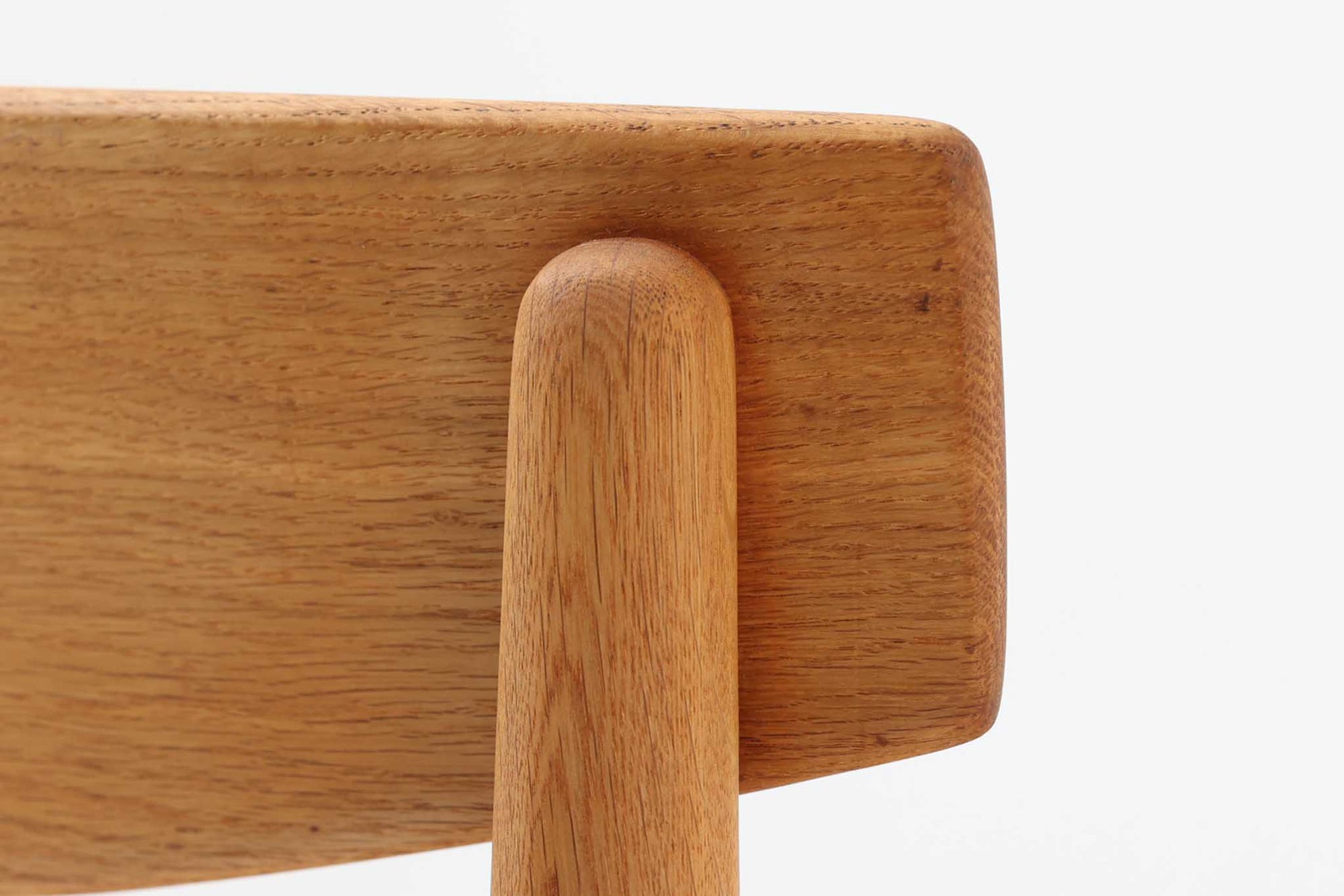 「Borge mogensen」デザインのOresundシリーズのチェアです。J39より一回り大きいサイズで、座面と脚の見せるジョイントが特徴的なデザインとなっております。モーエンセンの家具を多く作成していた「Karl Andersson」社の熟練の職人によって作成されており、確かな造りを感じさせてくれます。流通量が少なく希少なチェアです。