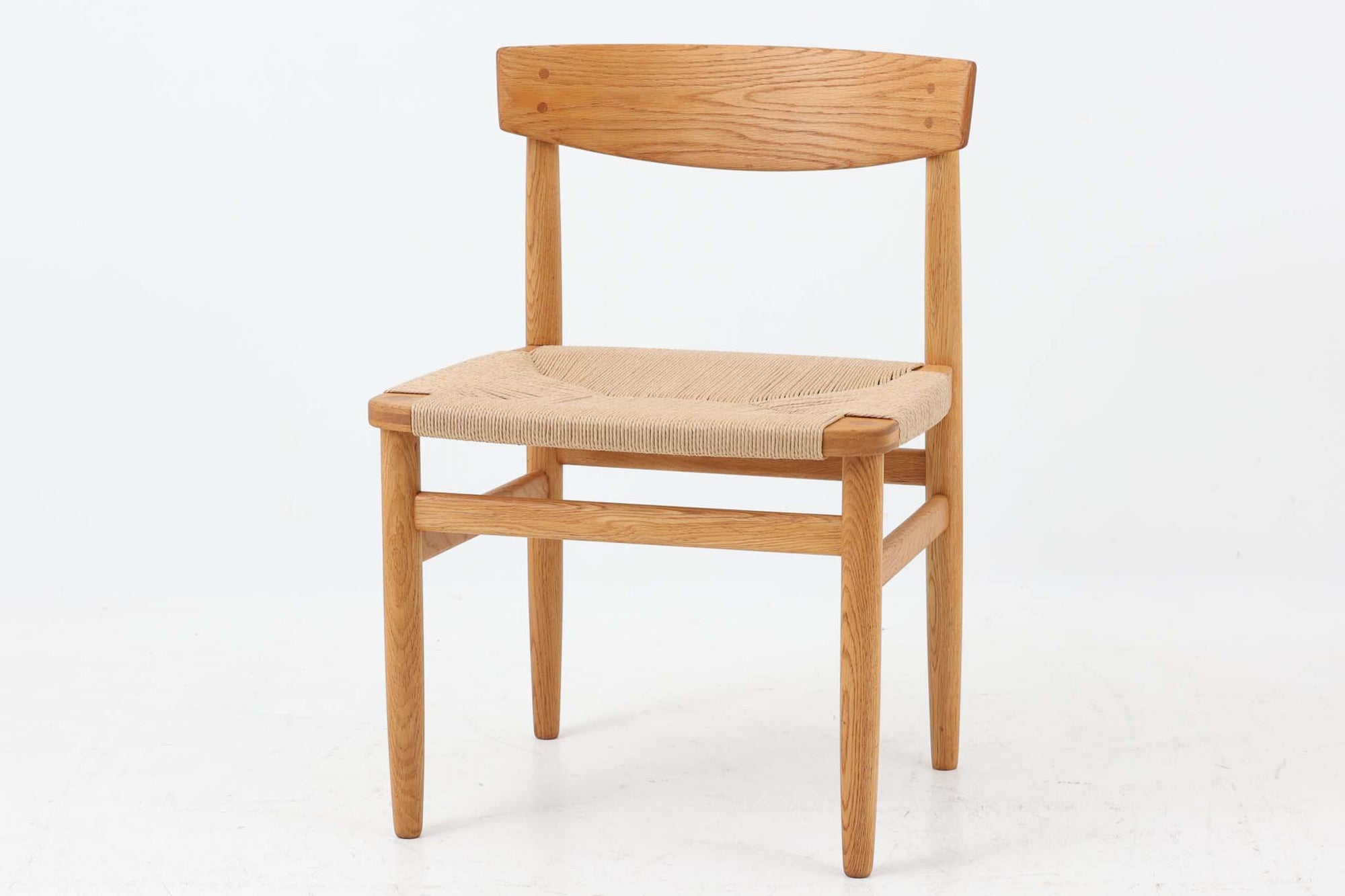 「Borge mogensen」デザインのOresundシリーズのチェアです。J39より一回り大きいサイズで、座面と脚の見せるジョイントが特徴的なデザインとなっております。モーエンセンの家具を多く作成していた「Karl Andersson」社の熟練の職人によって作成されており、確かな造りを感じさせてくれます。流通量が少なく希少なチェアです。