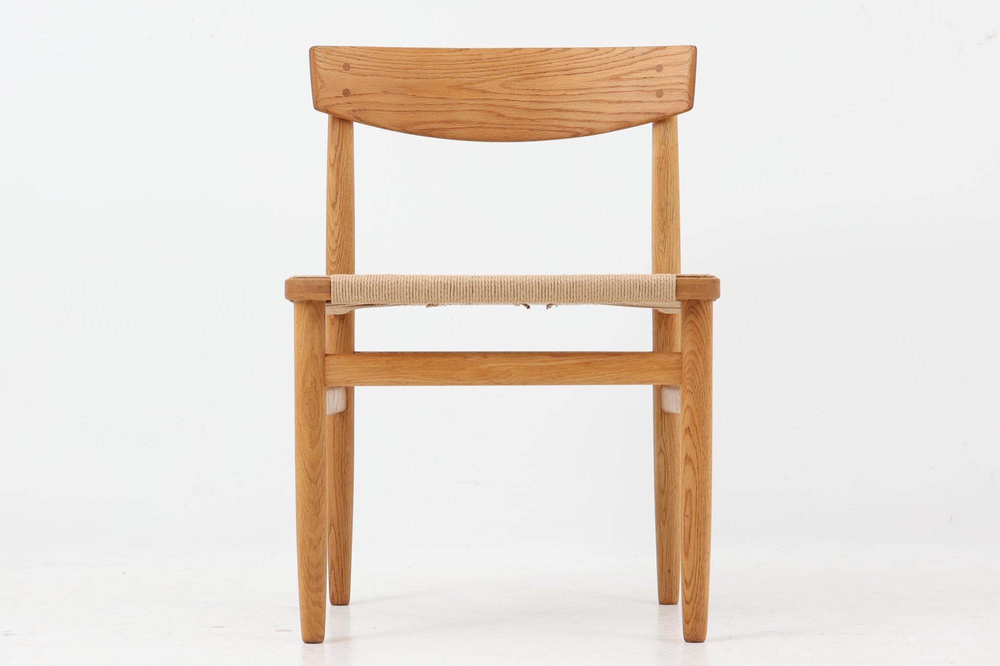 「Borge mogensen」デザインのOresundシリーズのチェアです。J39より一回り大きいサイズで、座面と脚の見せるジョイントが特徴的なデザインとなっております。モーエンセンの家具を多く作成していた「Karl Andersson」社の熟練の職人によって作成されており、確かな造りを感じさせてくれます。流通量が少なく希少なチェアです。