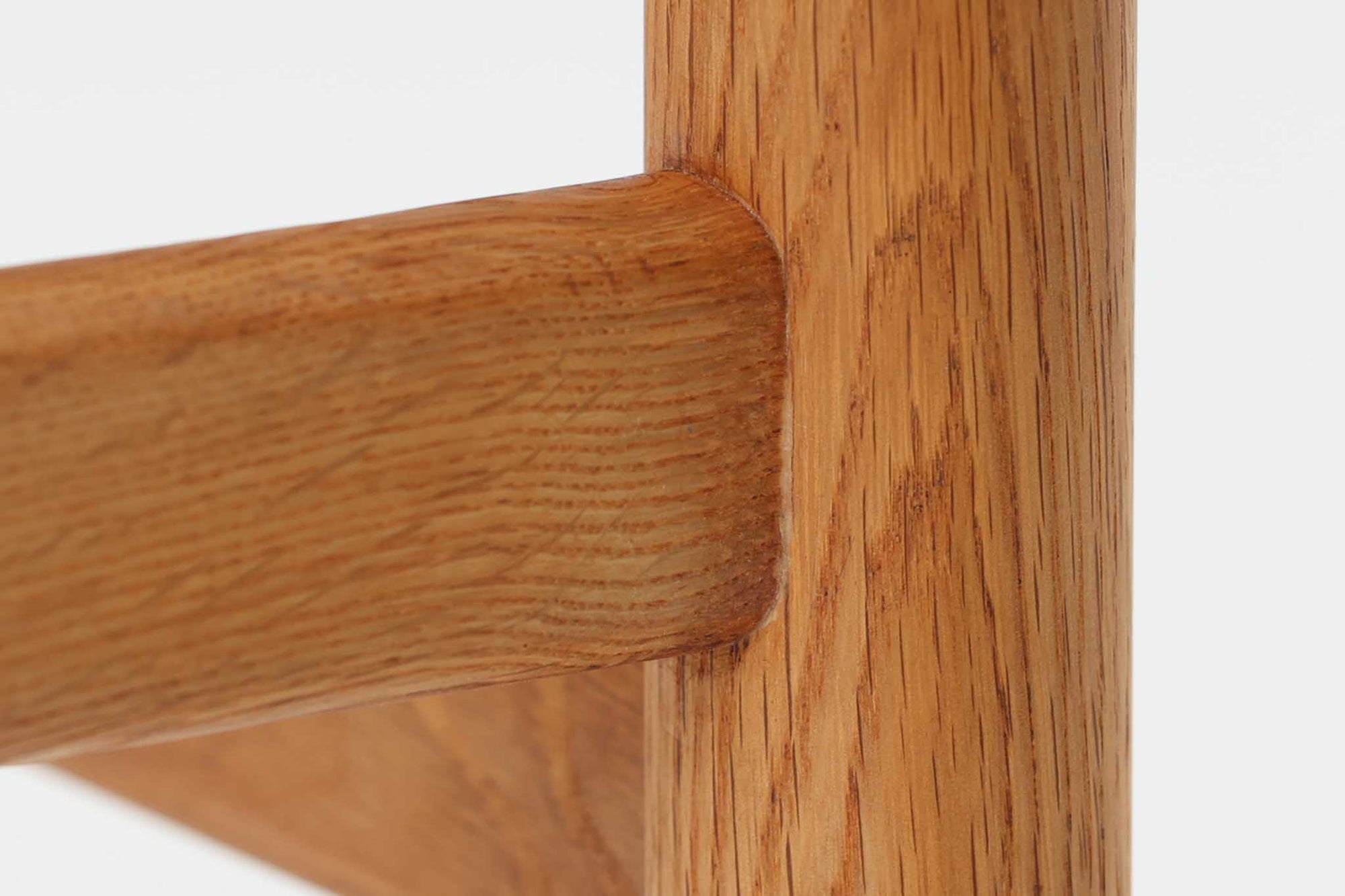 「Borge mogensen」デザインのOresundシリーズのチェアです。J39より一回り大きいサイズで、座面と脚の見せるジョイントが特徴的なデザインとなっております。モーエンセンの家具を多く作成していた「Karl Andersson」社の熟練の職人によって作成されており、確かな造りを感じさせてくれます。流通量が少なく希少なチェアです。