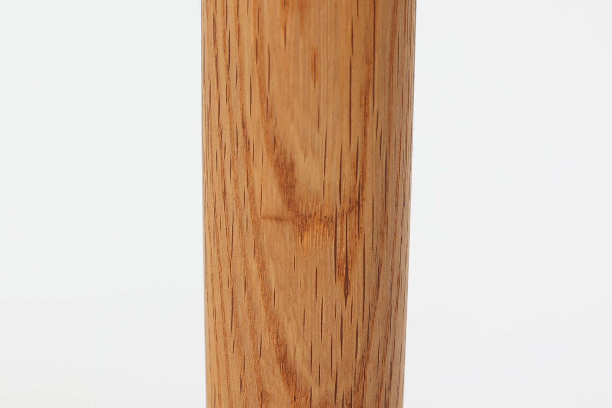 「Borge mogensen」デザインのOresundシリーズのチェアです。J39より一回り大きいサイズで、座面と脚の見せるジョイントが特徴的なデザインとなっております。モーエンセンの家具を多く作成していた「Karl Andersson」社の熟練の職人によって作成されており、確かな造りを感じさせてくれます。流通量が少なく希少なチェアです。