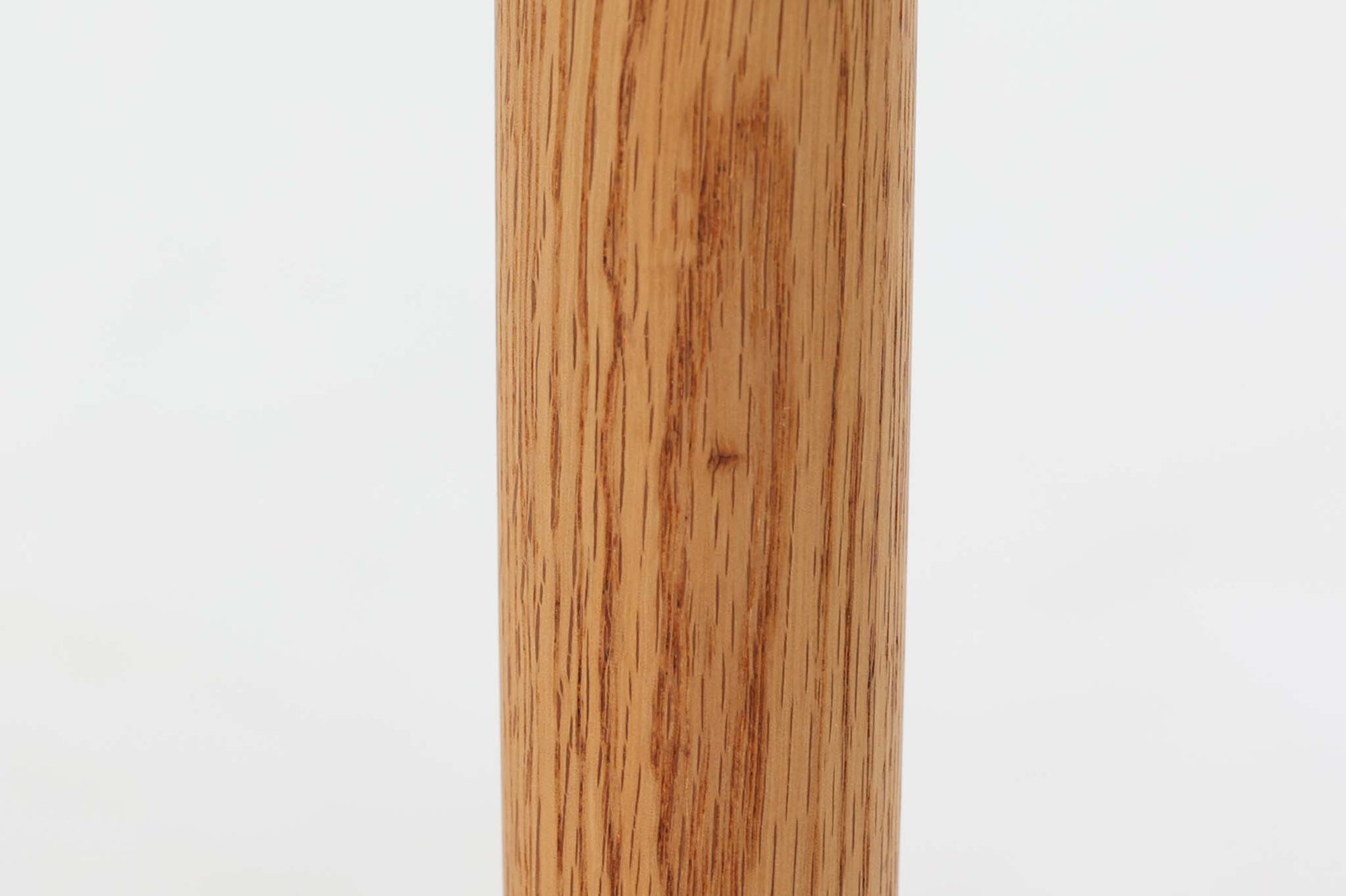 「Borge mogensen」デザインのOresundシリーズのチェアです。J39より一回り大きいサイズで、座面と脚の見せるジョイントが特徴的なデザインとなっております。モーエンセンの家具を多く作成していた「Karl Andersson」社の熟練の職人によって作成されており、確かな造りを感じさせてくれます。流通量が少なく希少なチェアです。