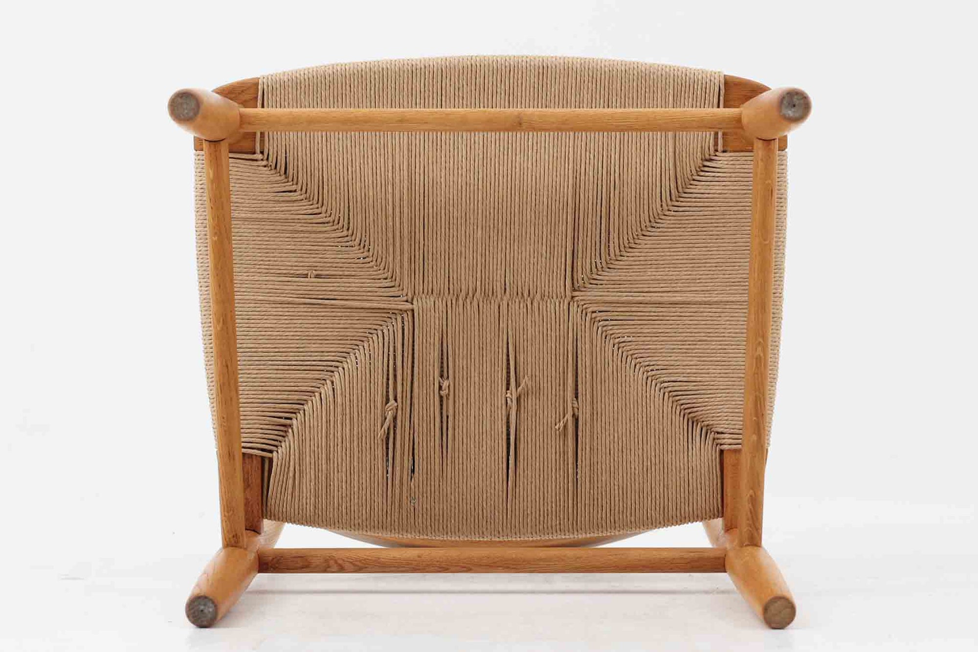 「Borge mogensen」デザインのOresundシリーズのチェアです。J39より一回り大きいサイズで、座面と脚の見せるジョイントが特徴的なデザインとなっております。モーエンセンの家具を多く作成していた「Karl Andersson」社の熟練の職人によって作成されており、確かな造りを感じさせてくれます。流通量が少なく希少なチェアです。