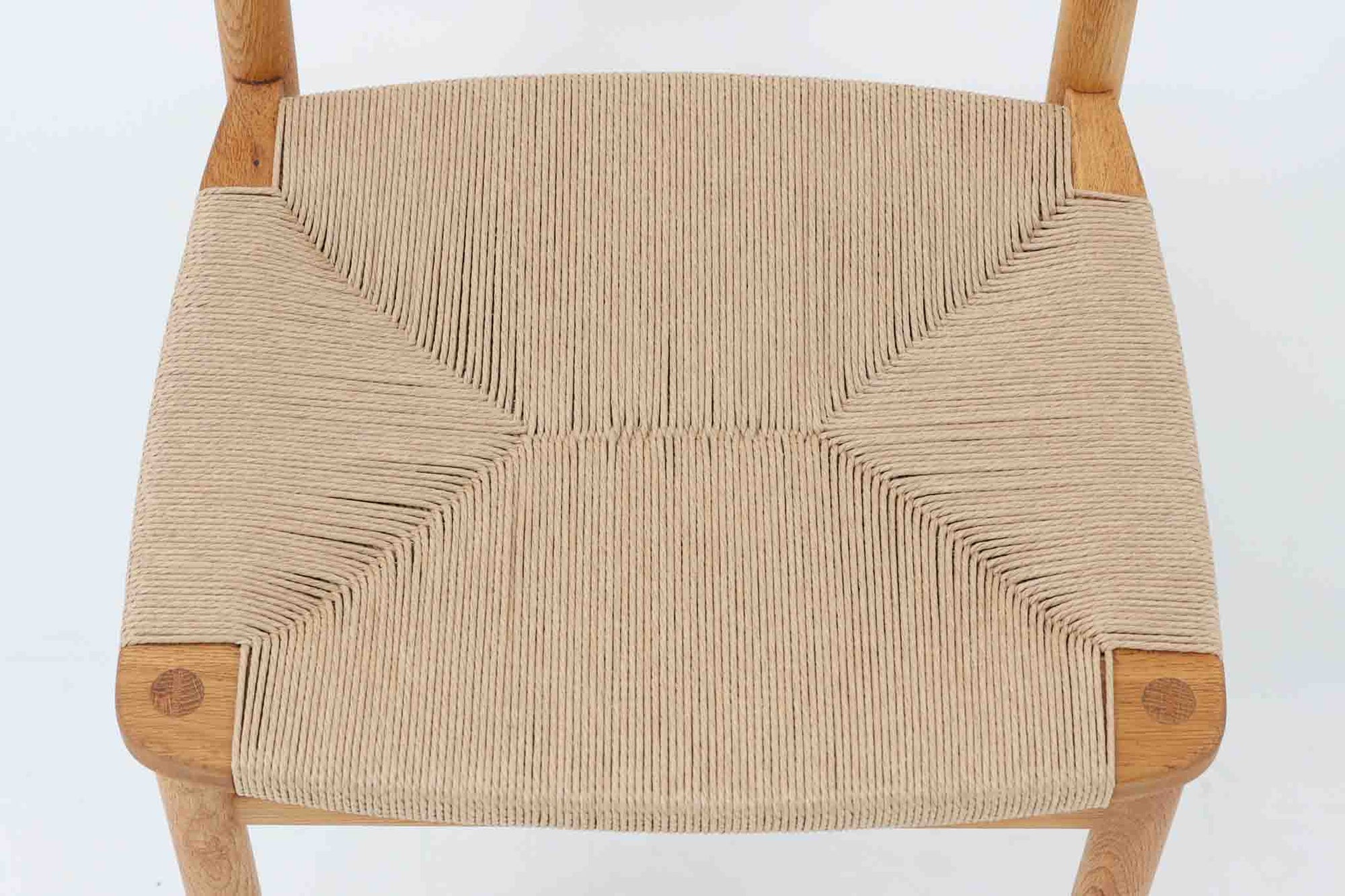 「Borge mogensen」デザインのOresundシリーズのチェアです。J39より一回り大きいサイズで、座面と脚の見せるジョイントが特徴的なデザインとなっております。モーエンセンの家具を多く作成していた「Karl Andersson」社の熟練の職人によって作成されており、確かな造りを感じさせてくれます。流通量が少なく希少なチェアです。