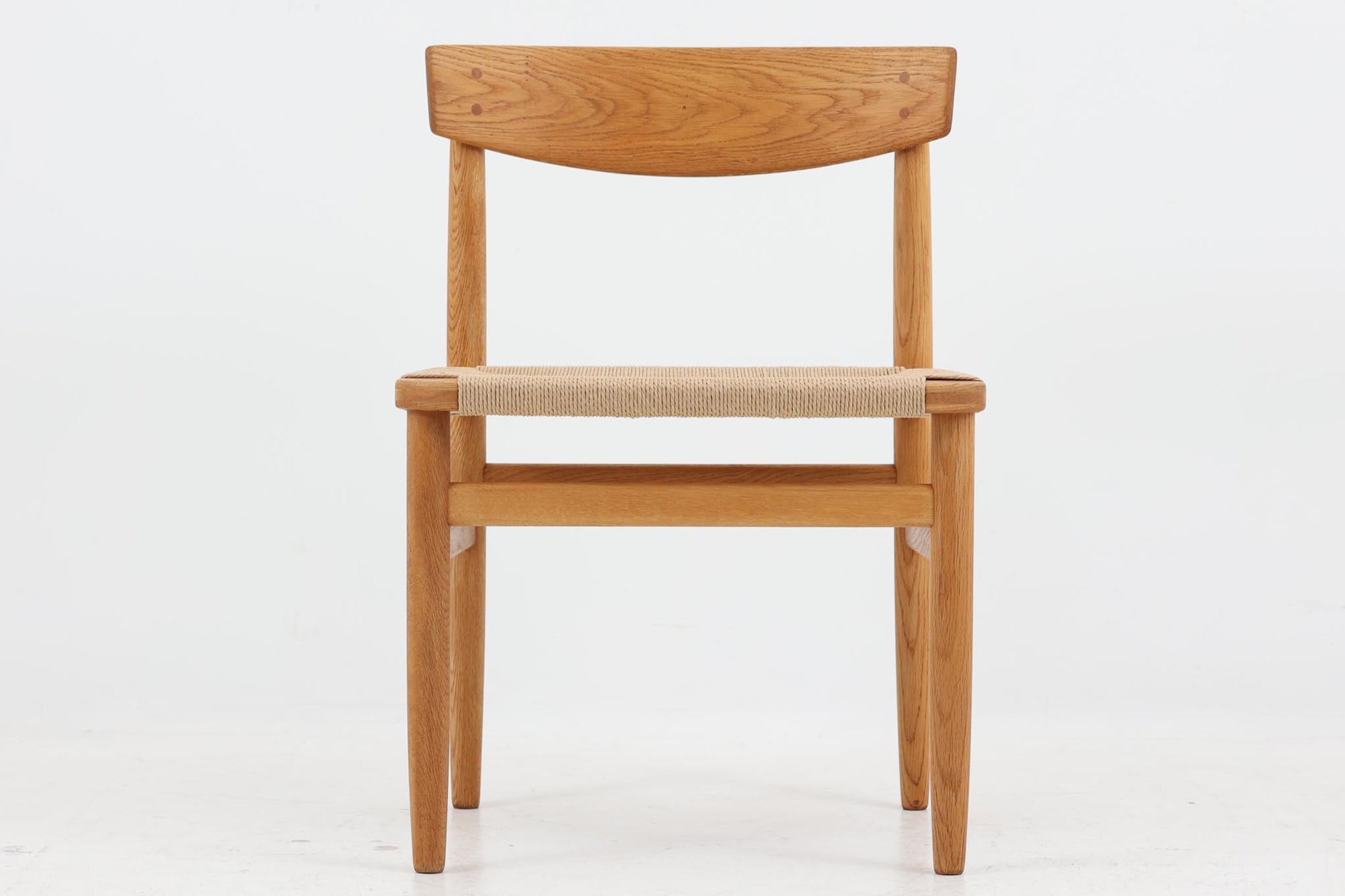 「Borge mogensen」デザインのOresundシリーズのチェアです。J39より一回り大きいサイズで、座面と脚の見せるジョイントが特徴的なデザインとなっております。モーエンセンの家具を多く作成していた「Karl Andersson」社の熟練の職人によって作成されており、確かな造りを感じさせてくれます。流通量が少なく希少なチェアです。