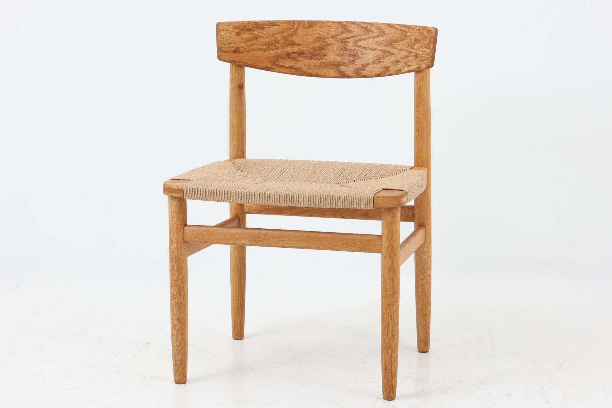 「Borge mogensen」デザインのOresundシリーズのチェアです。J39より一回り大きいサイズで、座面と脚の見せるジョイントが特徴的なデザインとなっております。モーエンセンの家具を多く作成していた「Karl Andersson」社の熟練の職人によって作成されており、確かな造りを感じさせてくれます。流通量が少なく希少なチェアです。