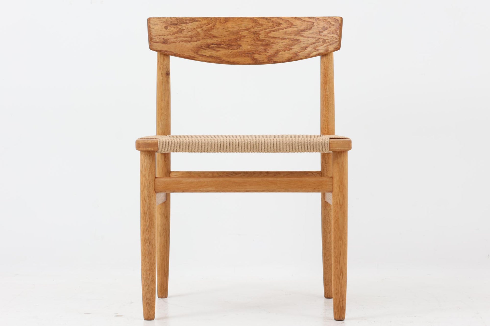 「Borge mogensen」デザインのOresundシリーズのチェアです。J39より一回り大きいサイズで、座面と脚の見せるジョイントが特徴的なデザインとなっております。モーエンセンの家具を多く作成していた「Karl Andersson」社の熟練の職人によって作成されており、確かな造りを感じさせてくれます。流通量が少なく希少なチェアです。