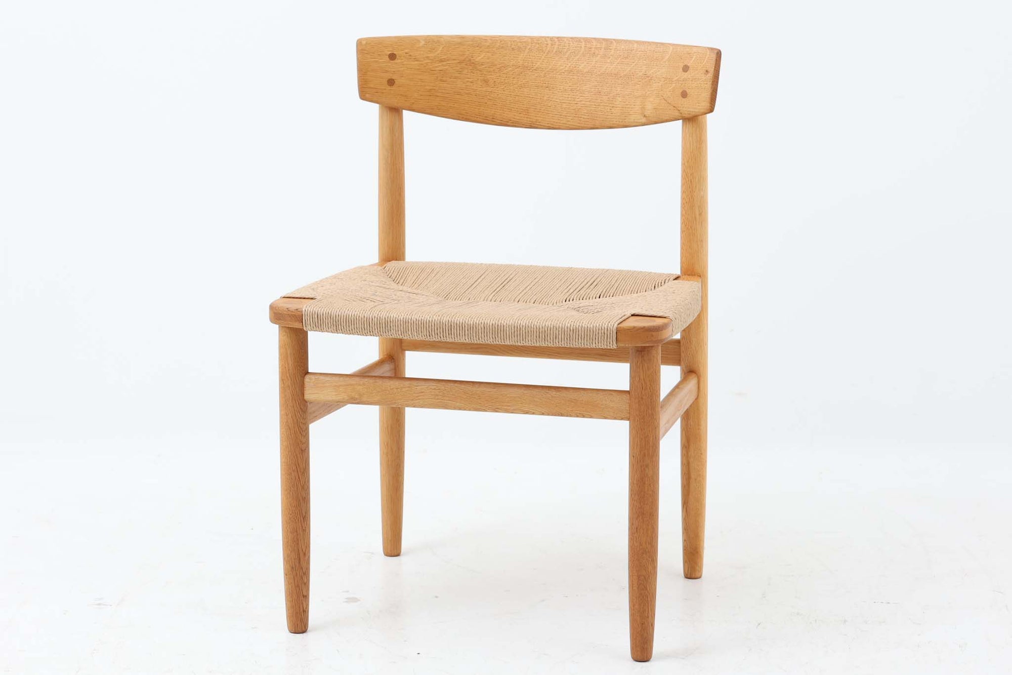 「Borge mogensen」デザインのOresundシリーズのチェアです。J39より一回り大きいサイズで、座面と脚の見せるジョイントが特徴的なデザインとなっております。モーエンセンの家具を多く作成していた「Karl Andersson」社の熟練の職人によって作成されており、確かな造りを感じさせてくれます。流通量が少なく希少なチェアです。