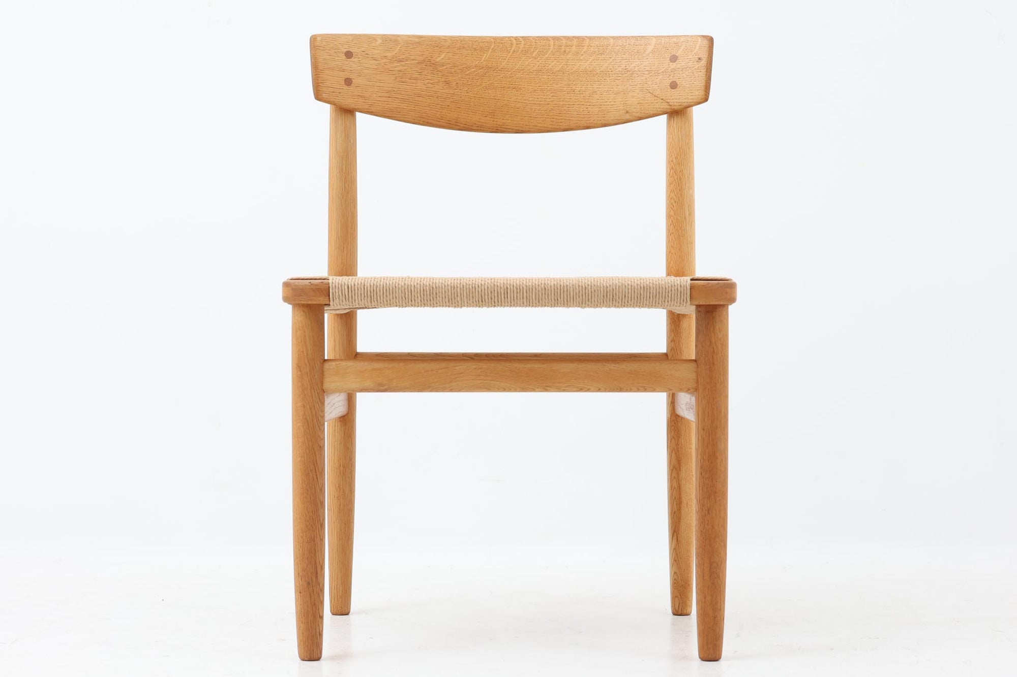 「Borge mogensen」デザインのOresundシリーズのチェアです。J39より一回り大きいサイズで、座面と脚の見せるジョイントが特徴的なデザインとなっております。モーエンセンの家具を多く作成していた「Karl Andersson」社の熟練の職人によって作成されており、確かな造りを感じさせてくれます。流通量が少なく希少なチェアです。