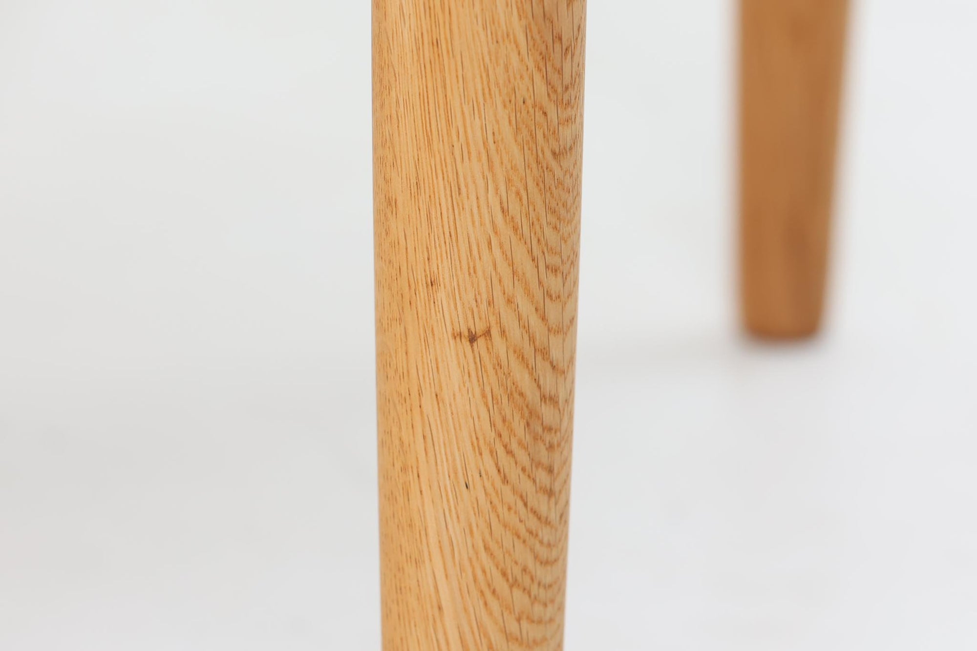 「Borge mogensen」デザインのOresundシリーズのチェアです。J39より一回り大きいサイズで、座面と脚の見せるジョイントが特徴的なデザインとなっております。モーエンセンの家具を多く作成していた「Karl Andersson」社の熟練の職人によって作成されており、確かな造りを感じさせてくれます。流通量が少なく希少なチェアです。