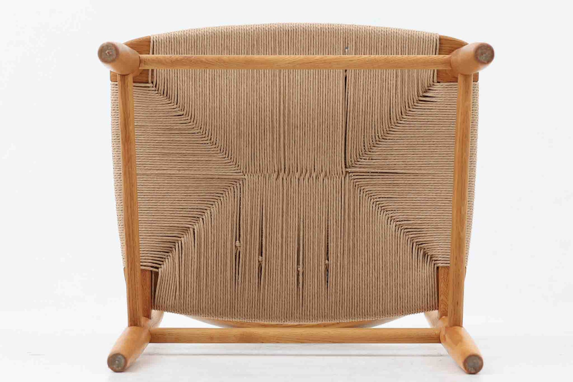 「Borge mogensen」デザインのOresundシリーズのチェアです。J39より一回り大きいサイズで、座面と脚の見せるジョイントが特徴的なデザインとなっております。モーエンセンの家具を多く作成していた「Karl Andersson」社の熟練の職人によって作成されており、確かな造りを感じさせてくれます。流通量が少なく希少なチェアです。