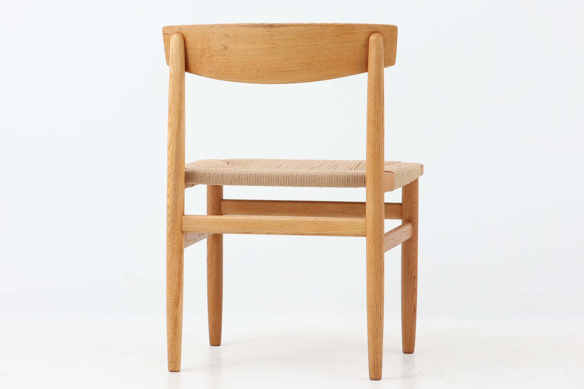 「Borge mogensen」デザインのOresundシリーズのチェアです。J39より一回り大きいサイズで、座面と脚の見せるジョイントが特徴的なデザインとなっております。モーエンセンの家具を多く作成していた「Karl Andersson」社の熟練の職人によって作成されており、確かな造りを感じさせてくれます。流通量が少なく希少なチェアです。