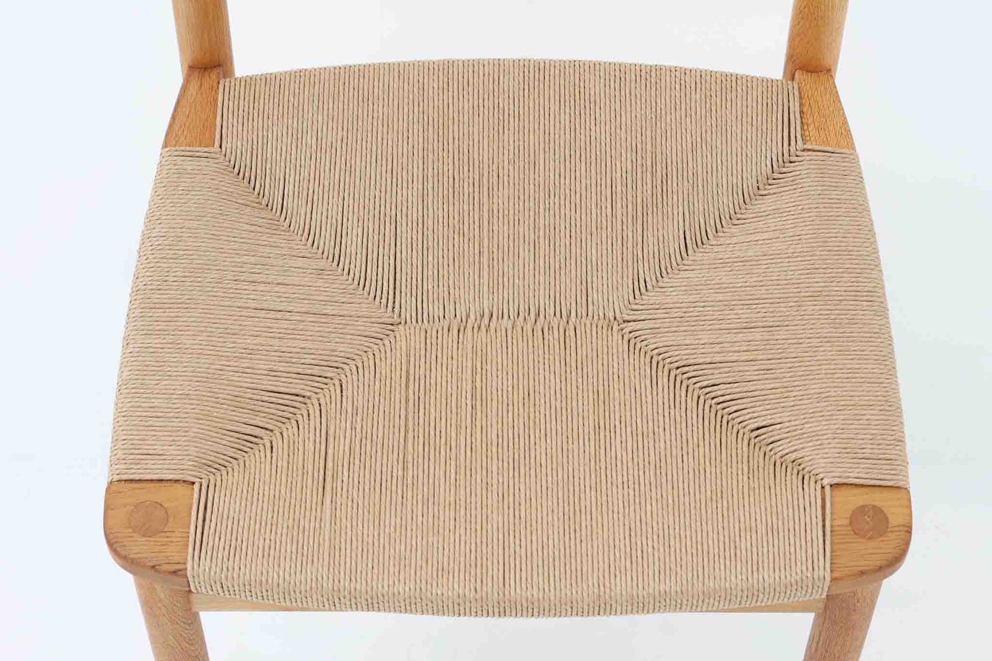 「Borge mogensen」デザインのOresundシリーズのチェアです。J39より一回り大きいサイズで、座面と脚の見せるジョイントが特徴的なデザインとなっております。モーエンセンの家具を多く作成していた「Karl Andersson」社の熟練の職人によって作成されており、確かな造りを感じさせてくれます。流通量が少なく希少なチェアです。