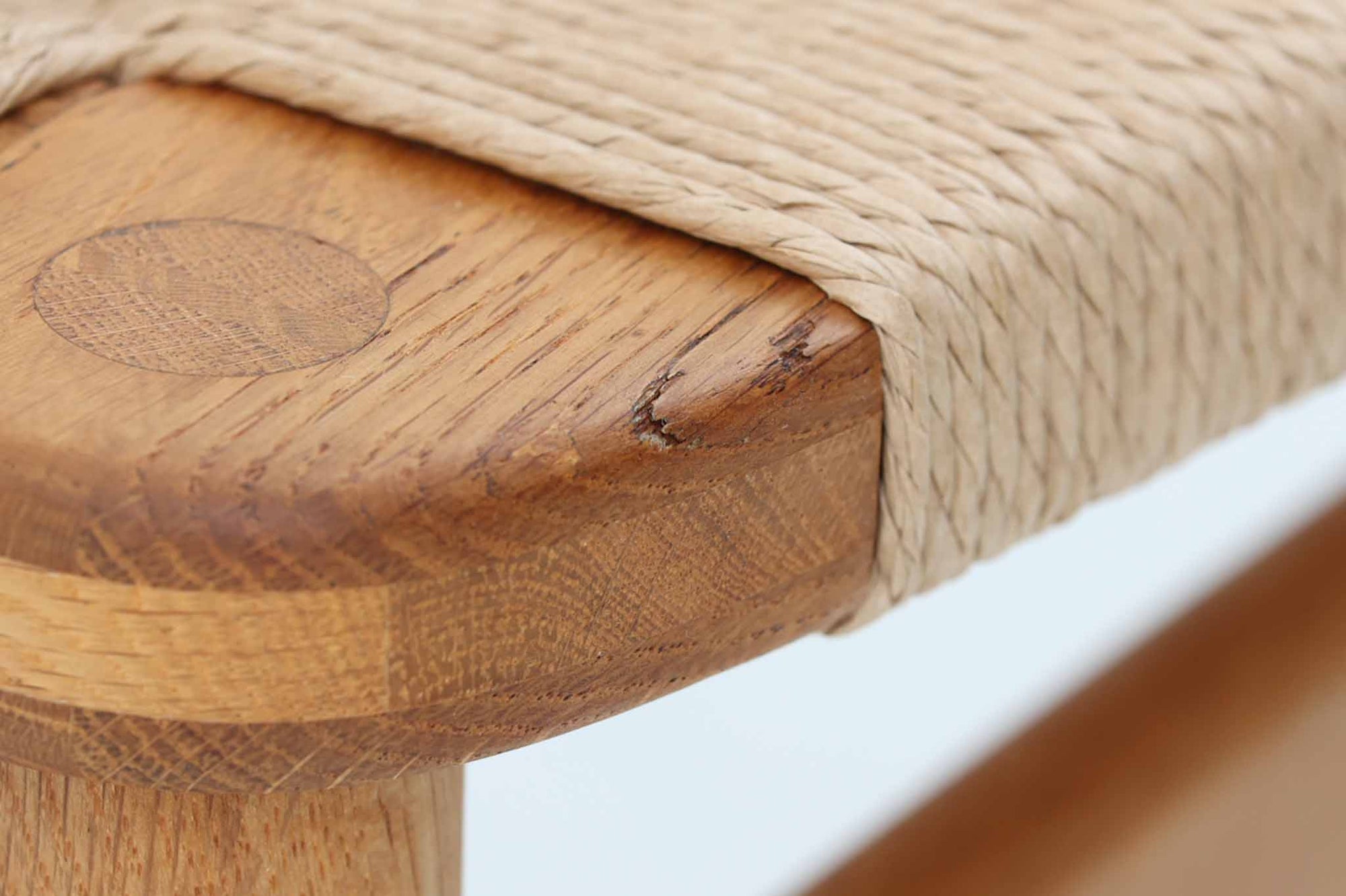 「Borge mogensen」デザインのOresundシリーズのチェアです。J39より一回り大きいサイズで、座面と脚の見せるジョイントが特徴的なデザインとなっております。モーエンセンの家具を多く作成していた「Karl Andersson」社の熟練の職人によって作成されており、確かな造りを感じさせてくれます。流通量が少なく希少なチェアです。