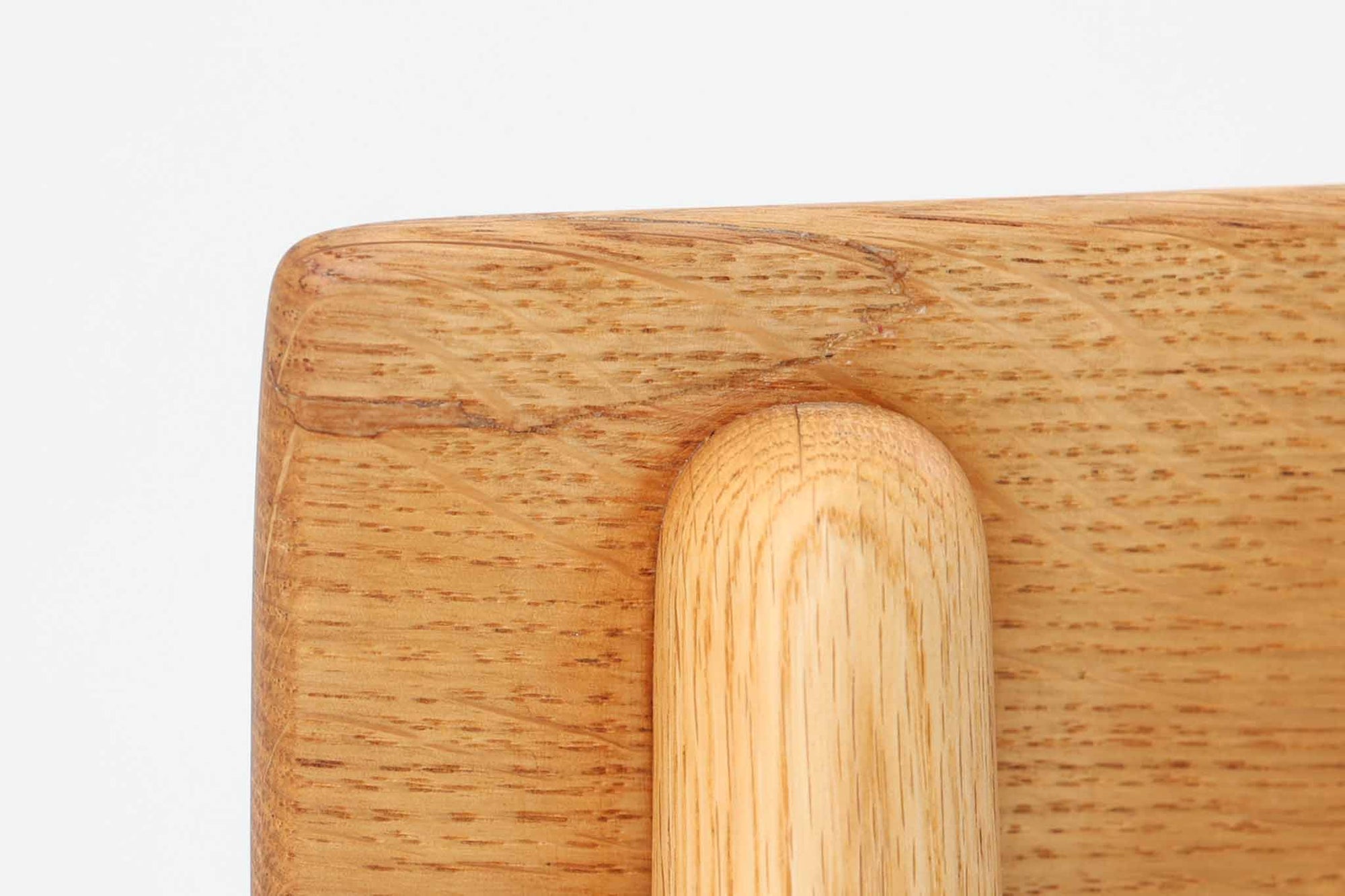 「Borge mogensen」デザインのOresundシリーズのチェアです。J39より一回り大きいサイズで、座面と脚の見せるジョイントが特徴的なデザインとなっております。モーエンセンの家具を多く作成していた「Karl Andersson」社の熟練の職人によって作成されており、確かな造りを感じさせてくれます。流通量が少なく希少なチェアです。