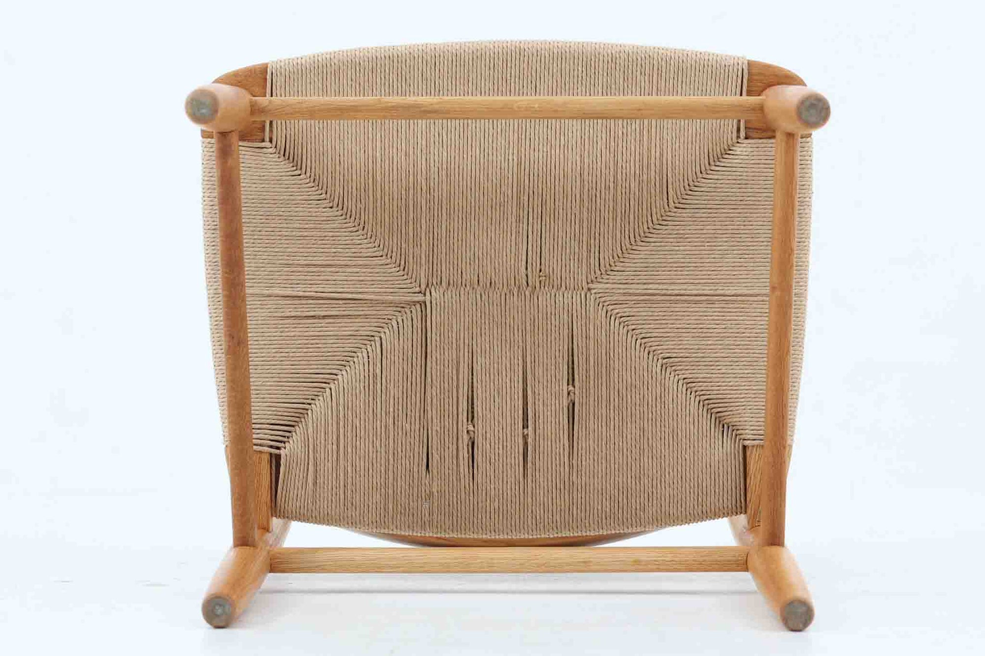 「Borge mogensen」デザインのOresundシリーズのチェアです。J39より一回り大きいサイズで、座面と脚の見せるジョイントが特徴的なデザインとなっております。モーエンセンの家具を多く作成していた「Karl Andersson」社の熟練の職人によって作成されており、確かな造りを感じさせてくれます。流通量が少なく希少なチェアです。