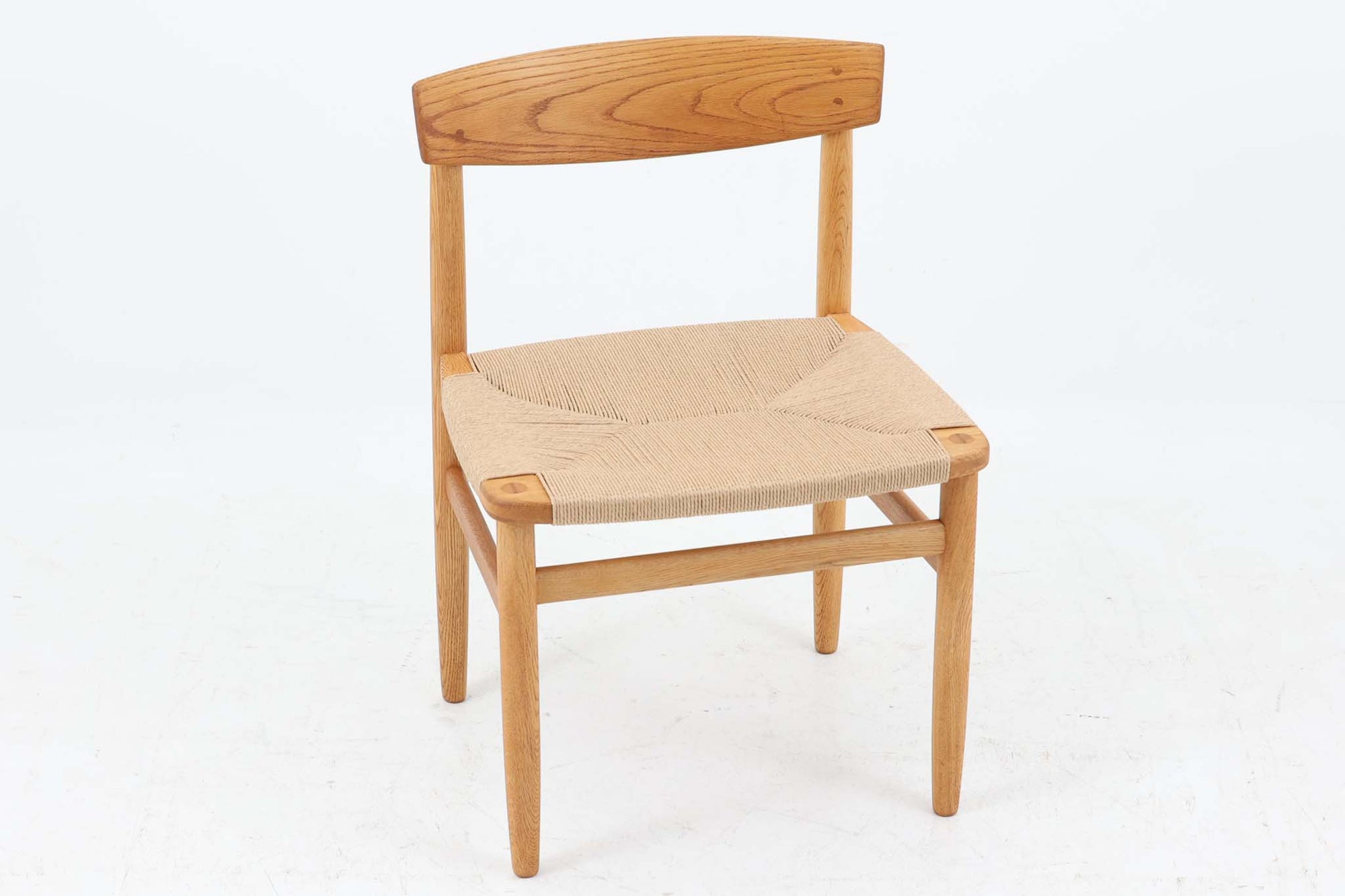 「Borge mogensen」デザインのOresundシリーズのチェアです。J39より一回り大きいサイズで、座面と脚の見せるジョイントが特徴的なデザインとなっております。モーエンセンの家具を多く作成していた「Karl Andersson」社の熟練の職人によって作成されており、確かな造りを感じさせてくれます。流通量が少なく希少なチェアです。