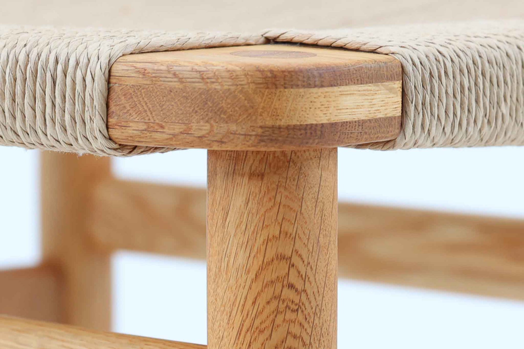 「Borge mogensen」デザインのOresundシリーズのチェアです。J39より一回り大きいサイズで、座面と脚の見せるジョイントが特徴的なデザインとなっております。モーエンセンの家具を多く作成していた「Karl Andersson」社の熟練の職人によって作成されており、確かな造りを感じさせてくれます。流通量が少なく希少なチェアです。