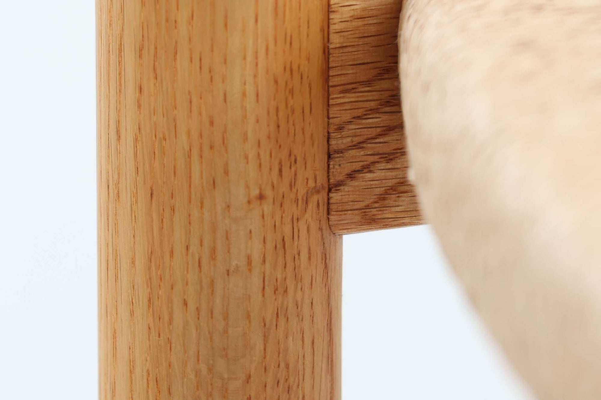 「Borge mogensen」デザインのOresundシリーズのチェアです。J39より一回り大きいサイズで、座面と脚の見せるジョイントが特徴的なデザインとなっております。モーエンセンの家具を多く作成していた「Karl Andersson」社の熟練の職人によって作成されており、確かな造りを感じさせてくれます。流通量が少なく希少なチェアです。