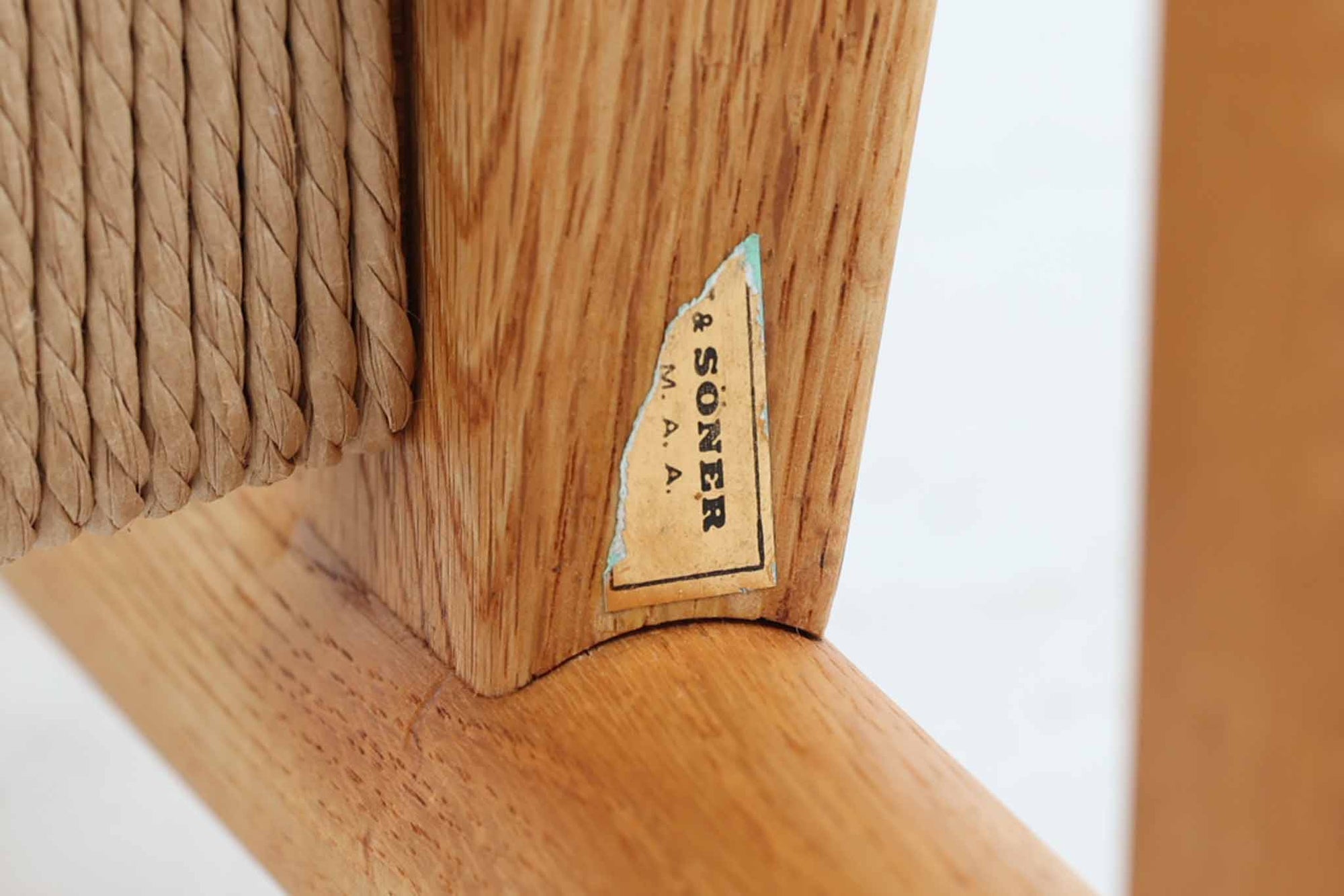 「Borge mogensen」デザインのOresundシリーズのチェアです。J39より一回り大きいサイズで、座面と脚の見せるジョイントが特徴的なデザインとなっております。モーエンセンの家具を多く作成していた「Karl Andersson」社の熟練の職人によって作成されており、確かな造りを感じさせてくれます。流通量が少なく希少なチェアです。