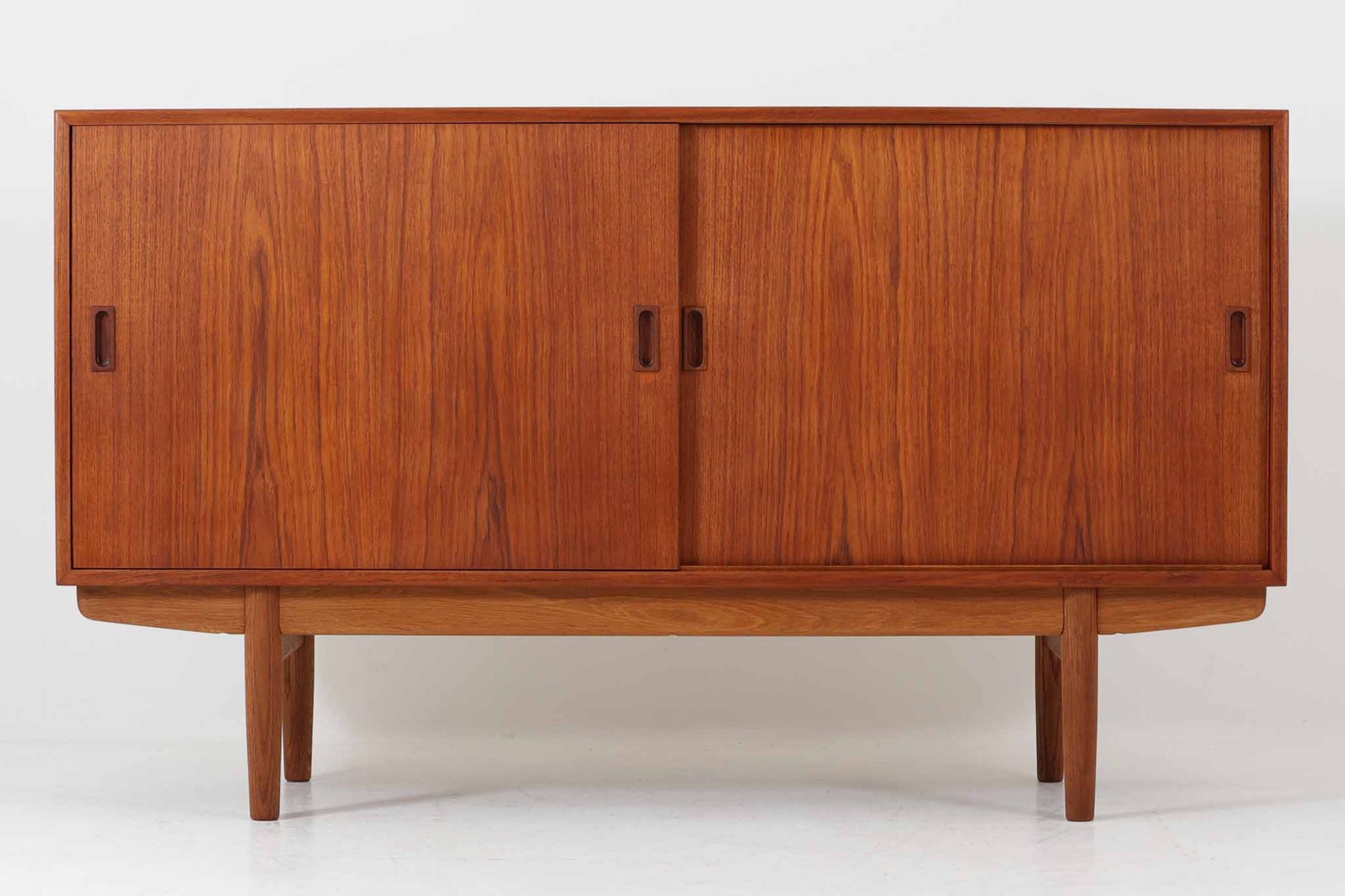 デンマークから仕入れた「Borge mogensen」デザインのサイドボードです。デンマークの名工、Soborg社によって製作されました。チーク材を本体に、オーク材を脚部に使用したデザインで、異なる素材の組み合わせはデンマーク家具らしく、飽きのこないシンプルさが魅力です。コンパクトで置く場所を選ばず、使い勝手も非常に良好です。