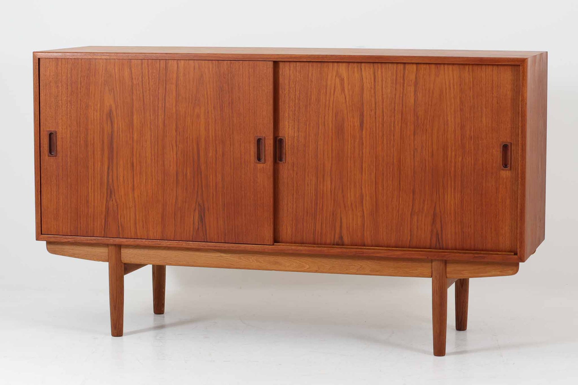 デンマークから仕入れた「Borge mogensen」デザインのサイドボードです。デンマークの名工、Soborg社によって製作されました。チーク材を本体に、オーク材を脚部に使用したデザインで、異なる素材の組み合わせはデンマーク家具らしく、飽きのこないシンプルさが魅力です。コンパクトで置く場所を選ばず、使い勝手も非常に良好です。