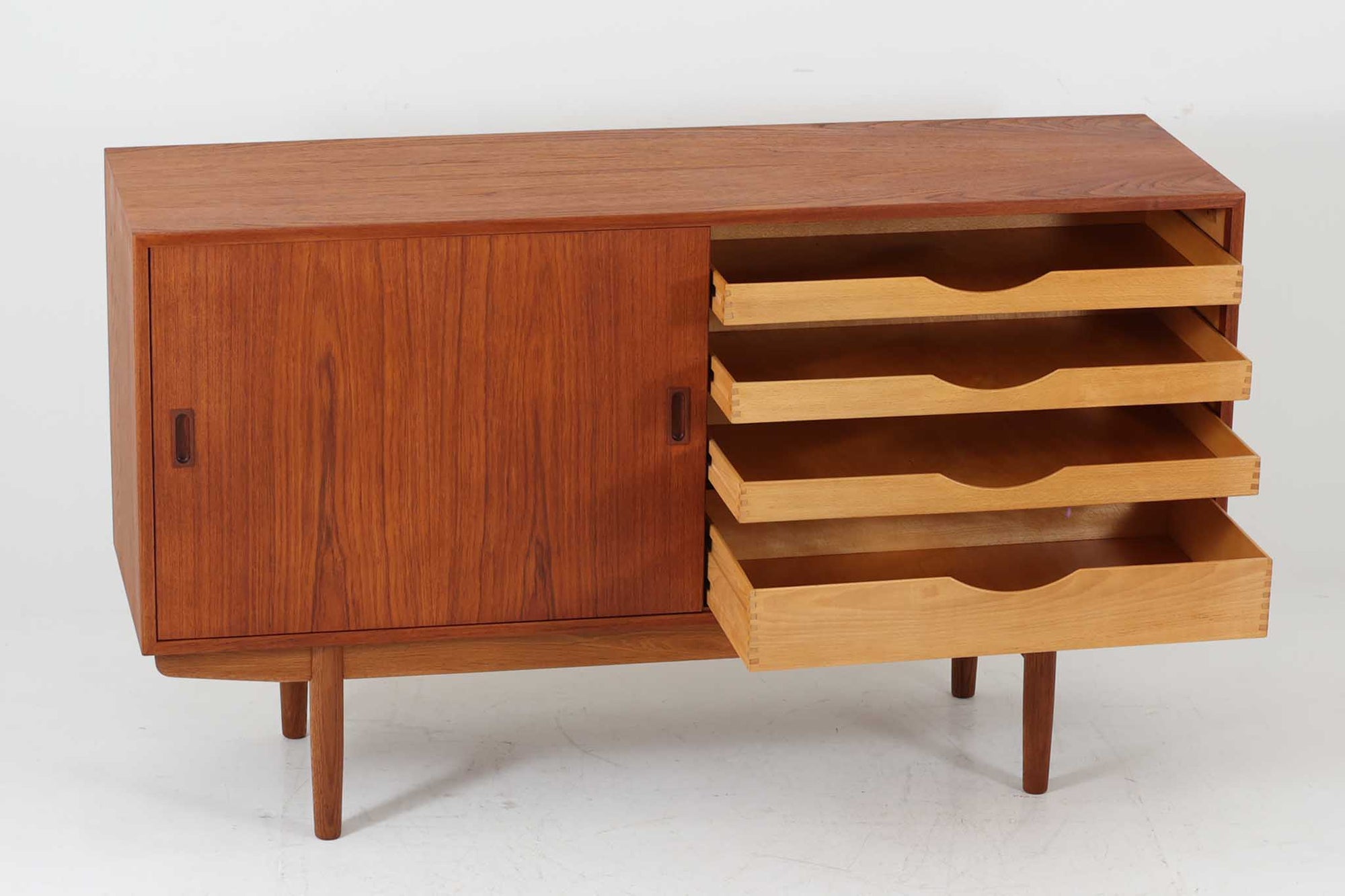 デンマークから仕入れた「Borge mogensen」デザインのサイドボードです。デンマークの名工、Soborg社によって製作されました。チーク材を本体に、オーク材を脚部に使用したデザインで、異なる素材の組み合わせはデンマーク家具らしく、飽きのこないシンプルさが魅力です。コンパクトで置く場所を選ばず、使い勝手も非常に良好です。