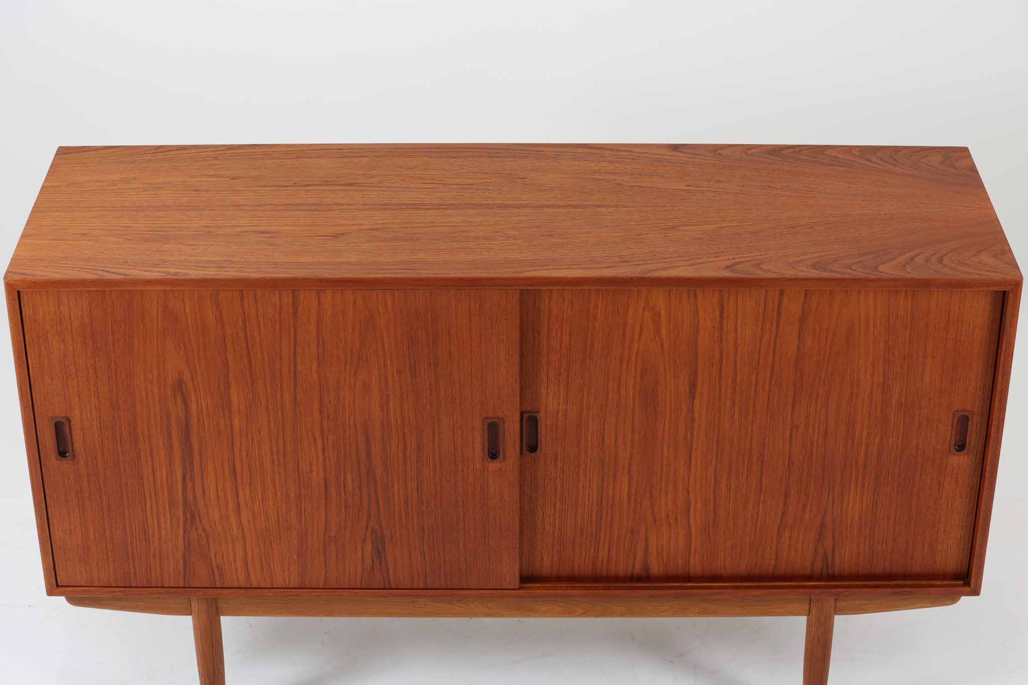 デンマークから仕入れた「Borge mogensen」デザインのサイドボードです。デンマークの名工、Soborg社によって製作されました。チーク材を本体に、オーク材を脚部に使用したデザインで、異なる素材の組み合わせはデンマーク家具らしく、飽きのこないシンプルさが魅力です。コンパクトで置く場所を選ばず、使い勝手も非常に良好です。