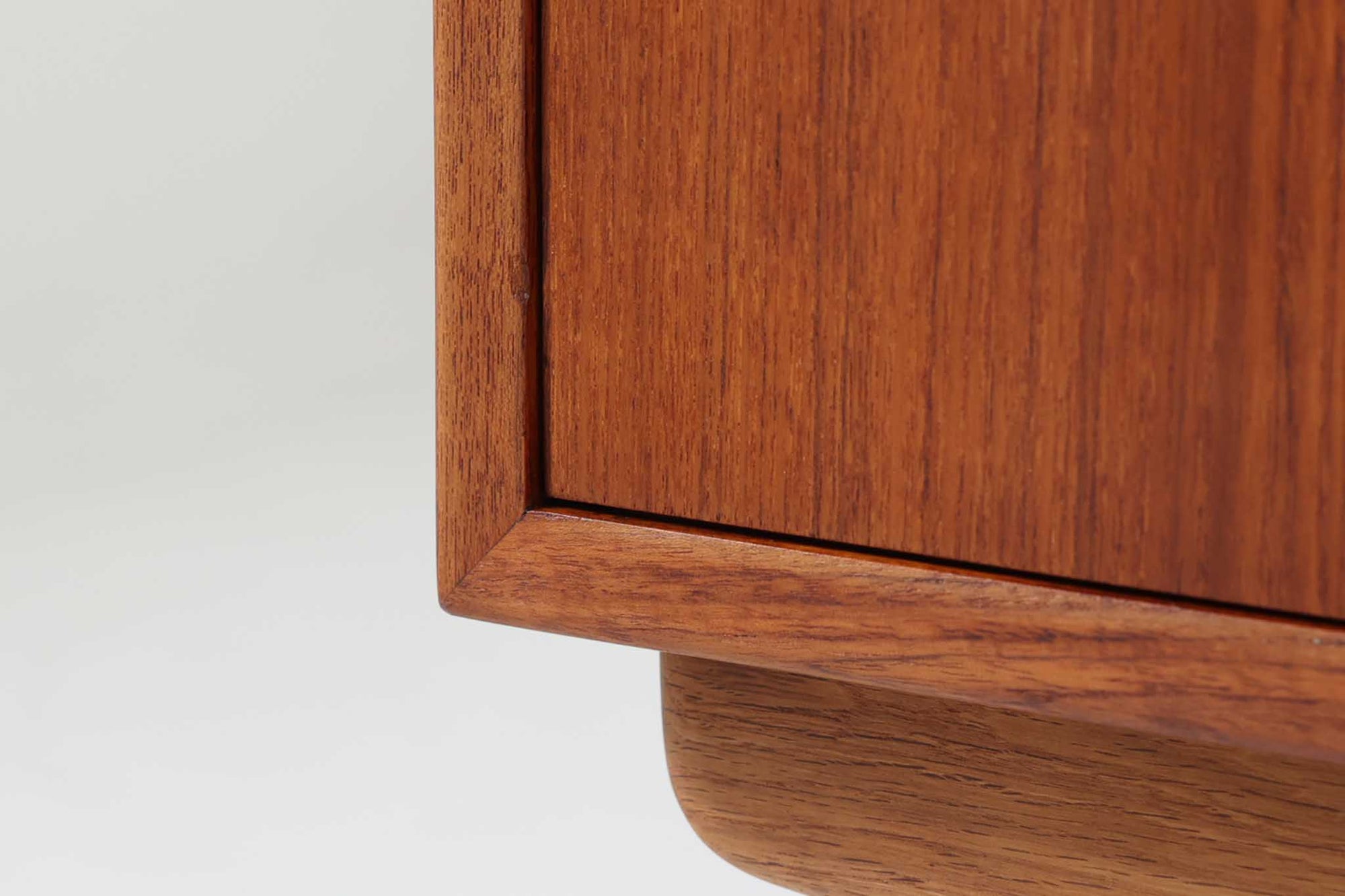 デンマークから仕入れた「Borge mogensen」デザインのサイドボードです。デンマークの名工、Soborg社によって製作されました。チーク材を本体に、オーク材を脚部に使用したデザインで、異なる素材の組み合わせはデンマーク家具らしく、飽きのこないシンプルさが魅力です。コンパクトで置く場所を選ばず、使い勝手も非常に良好です。