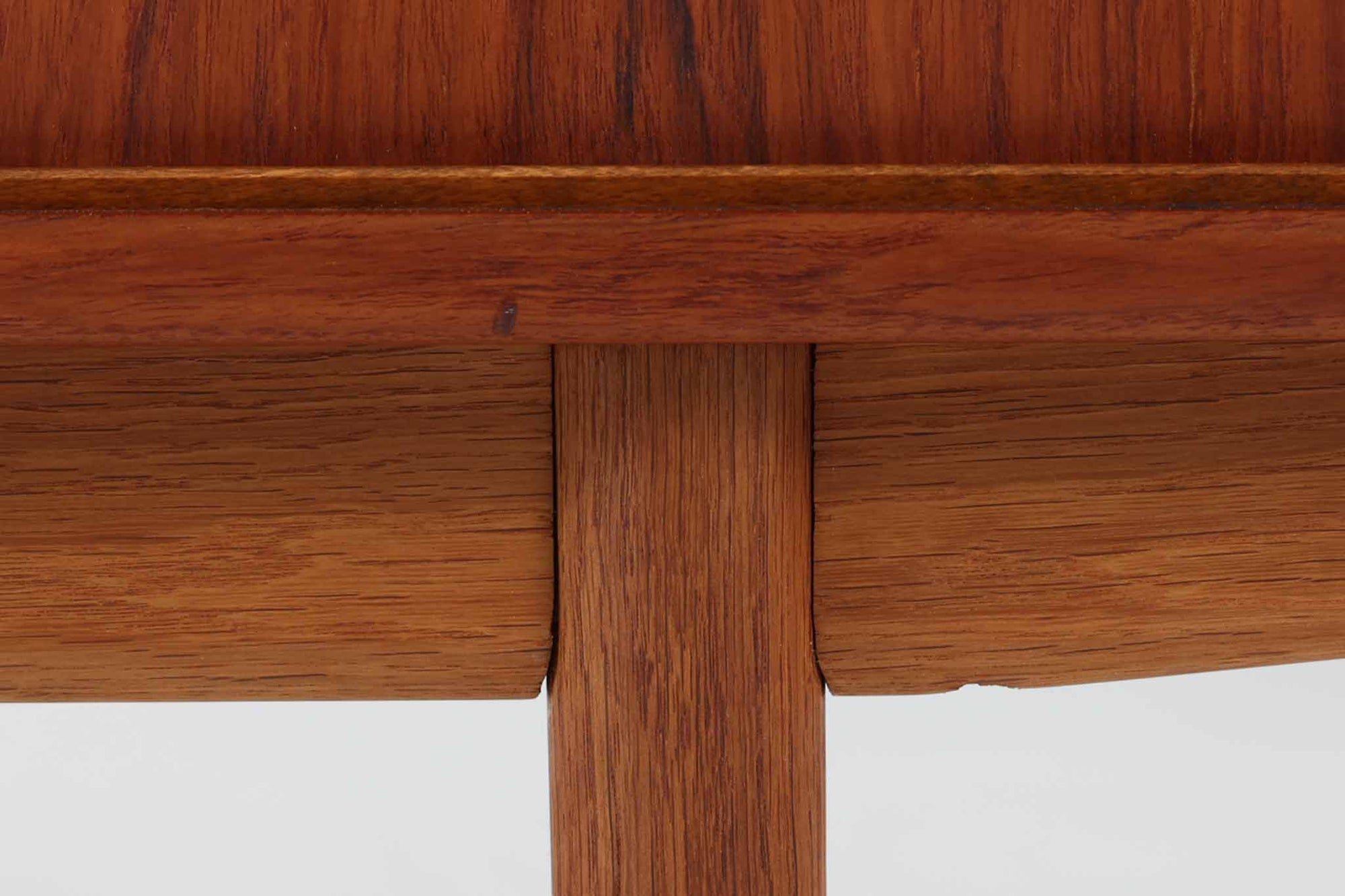 デンマークから仕入れた「Borge mogensen」デザインのサイドボードです。デンマークの名工、Soborg社によって製作されました。チーク材を本体に、オーク材を脚部に使用したデザインで、異なる素材の組み合わせはデンマーク家具らしく、飽きのこないシンプルさが魅力です。コンパクトで置く場所を選ばず、使い勝手も非常に良好です。