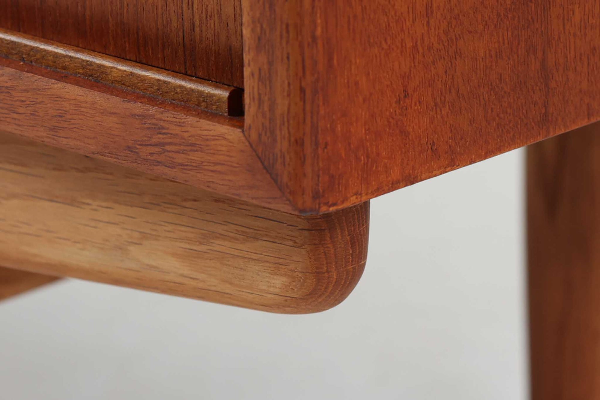 デンマークから仕入れた「Borge mogensen」デザインのサイドボードです。デンマークの名工、Soborg社によって製作されました。チーク材を本体に、オーク材を脚部に使用したデザインで、異なる素材の組み合わせはデンマーク家具らしく、飽きのこないシンプルさが魅力です。コンパクトで置く場所を選ばず、使い勝手も非常に良好です。