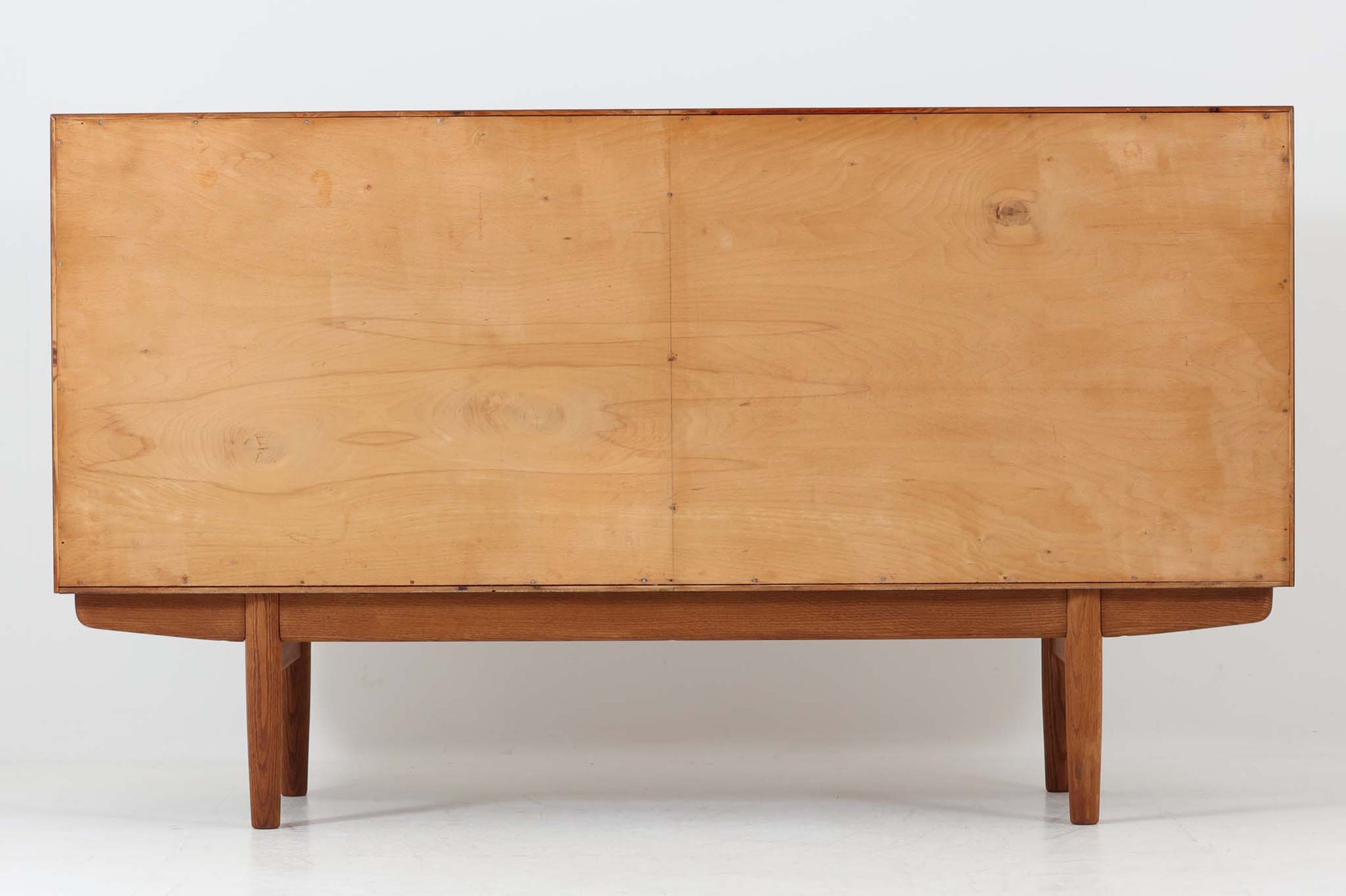 デンマークから仕入れた「Borge mogensen」デザインのサイドボードです。デンマークの名工、Soborg社によって製作されました。チーク材を本体に、オーク材を脚部に使用したデザインで、異なる素材の組み合わせはデンマーク家具らしく、飽きのこないシンプルさが魅力です。コンパクトで置く場所を選ばず、使い勝手も非常に良好です。