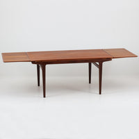 Johannes Andersenデザイン、Uldum Mobelfabrik社製のエクステンションダイニングテーブルです。チーク材特有の温かみある色調と繊細な木目が美しく、北欧家具らしい洗練された雰囲気を漂わせます。幅160cmから最大261cmまで拡張可能で、来客時や家族の集まりなどに柔軟に対応できる実用性の高さも魅力です。丸みを帯びたエッジや脚部の優雅な曲線など、アンダーセンならではの造形美が感じられる逸品で、ビンテージならではの風格と存在感を備えています。