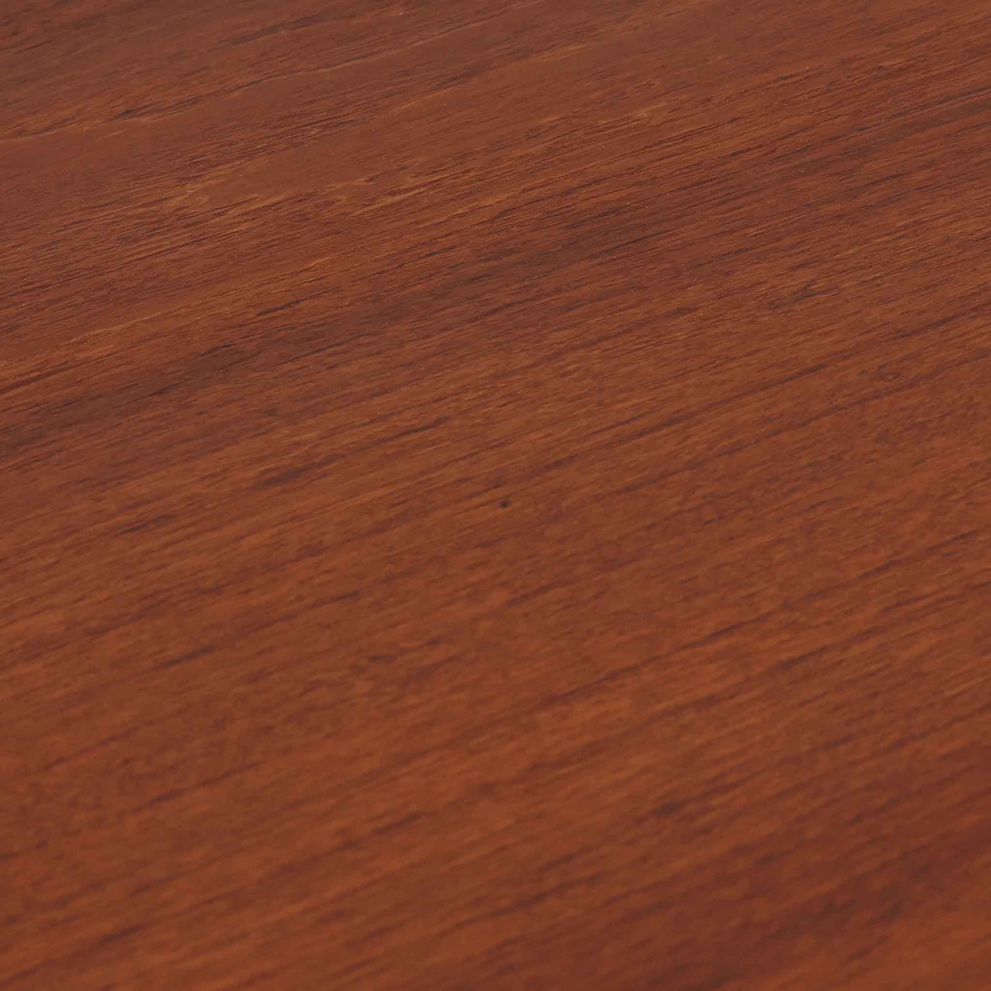 Johannes Andersenデザイン、Uldum Mobelfabrik社製のエクステンションダイニングテーブルです。チーク材特有の温かみある色調と繊細な木目が美しく、北欧家具らしい洗練された雰囲気を漂わせます。幅160cmから最大261cmまで拡張可能で、来客時や家族の集まりなどに柔軟に対応できる実用性の高さも魅力です。丸みを帯びたエッジや脚部の優雅な曲線など、アンダーセンならではの造形美が感じられる逸品で、ビンテージならではの風格と存在感を備えています。