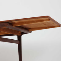 Johannes Andersenデザイン、Uldum Mobelfabrik社製のエクステンションダイニングテーブルです。チーク材特有の温かみある色調と繊細な木目が美しく、北欧家具らしい洗練された雰囲気を漂わせます。幅160cmから最大261cmまで拡張可能で、来客時や家族の集まりなどに柔軟に対応できる実用性の高さも魅力です。丸みを帯びたエッジや脚部の優雅な曲線など、アンダーセンならではの造形美が感じられる逸品で、ビンテージならではの風格と存在感を備えています。