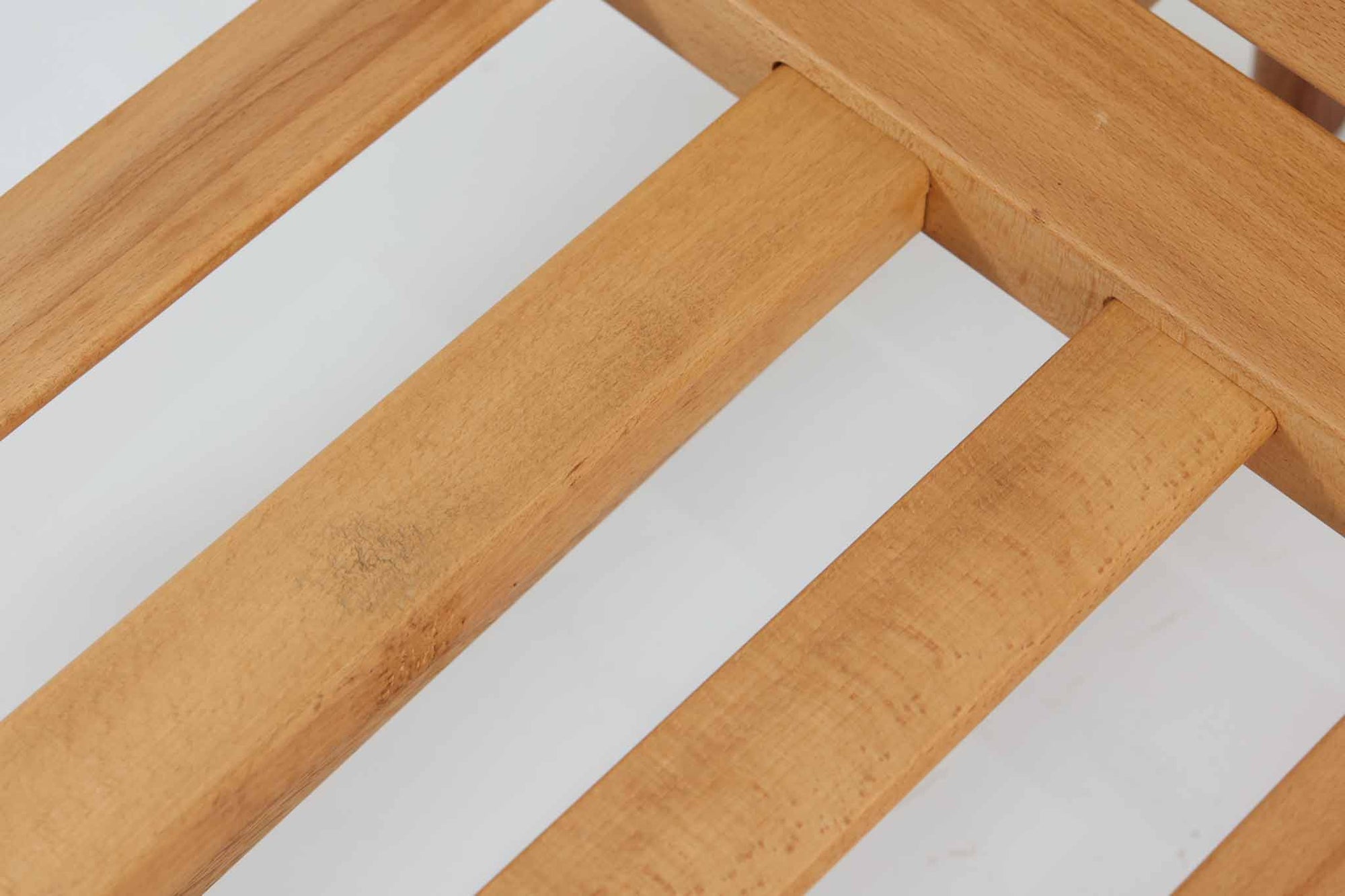 Poul m. Voltherによるデイベッドは、機能的で美しいデザインが特徴のビンテージ家具です。ソファとしての使用だけでなく、背もたれを倒すとリラックスできるベッドとしても使用できるため、用途に応じて柔軟に使えます。良質なオーク材が使用されたフレームとスラット構造が安定感を与え、クッション内部にはスプリングが内包されており、快適な座り心地と寝心地を提供してくれます。