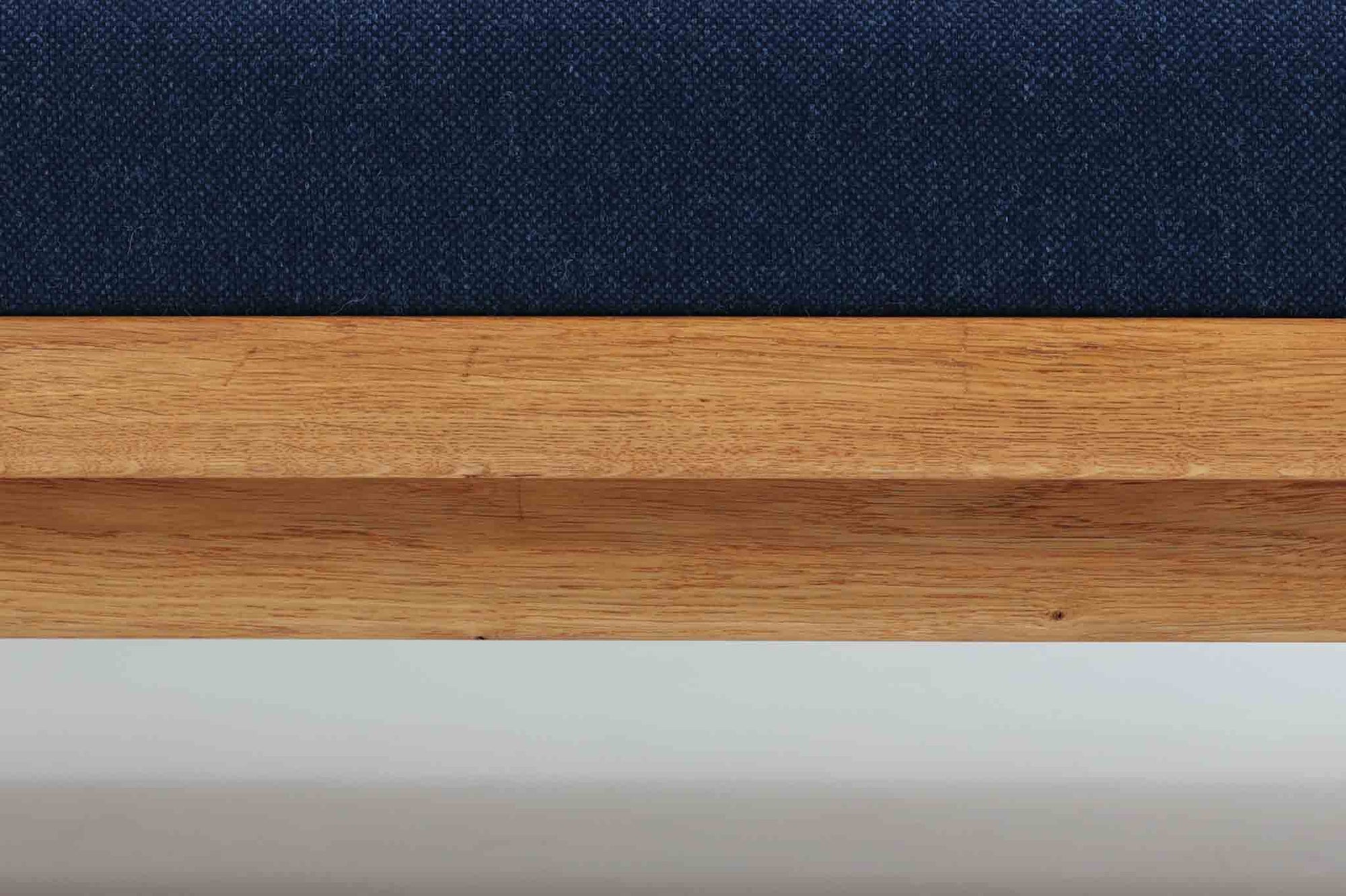 Poul m. Voltherによるデイベッドは、機能的で美しいデザインが特徴のビンテージ家具です。ソファとしての使用だけでなく、背もたれを倒すとリラックスできるベッドとしても使用できるため、用途に応じて柔軟に使えます。良質なオーク材が使用されたフレームとスラット構造が安定感を与え、クッション内部にはスプリングが内包されており、快適な座り心地と寝心地を提供してくれます。