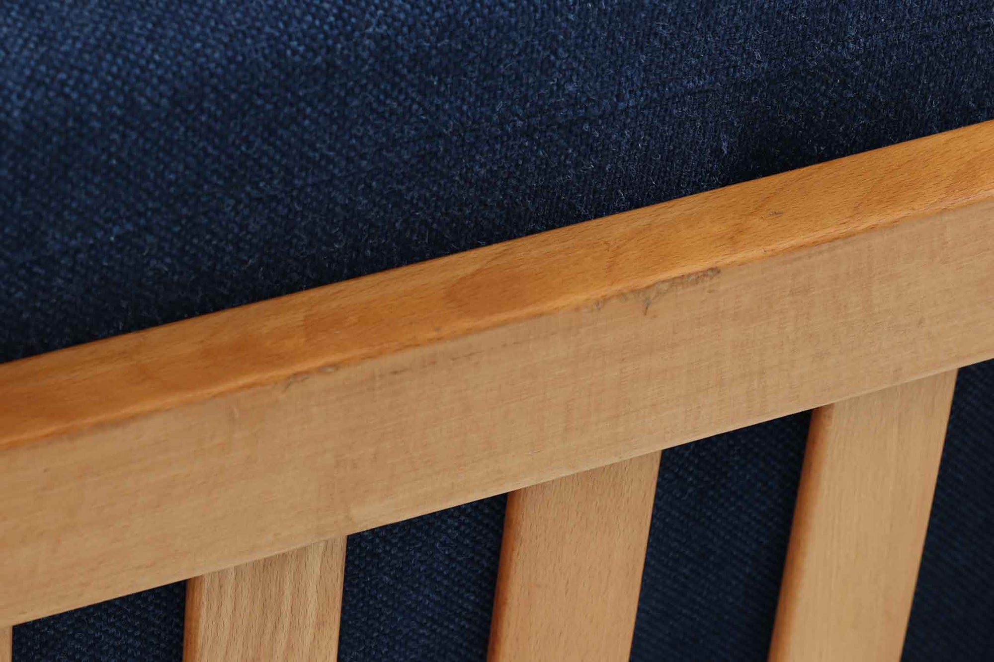 Poul m. Voltherによるデイベッドは、機能的で美しいデザインが特徴のビンテージ家具です。ソファとしての使用だけでなく、背もたれを倒すとリラックスできるベッドとしても使用できるため、用途に応じて柔軟に使えます。良質なオーク材が使用されたフレームとスラット構造が安定感を与え、クッション内部にはスプリングが内包されており、快適な座り心地と寝心地を提供してくれます。