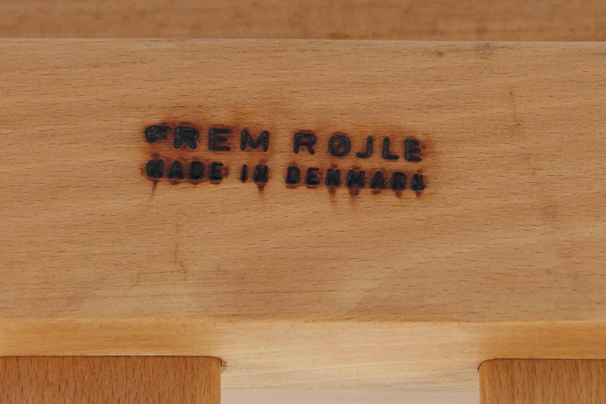 Poul m. Voltherによるデイベッドは、機能的で美しいデザインが特徴のビンテージ家具です。ソファとしての使用だけでなく、背もたれを倒すとリラックスできるベッドとしても使用できるため、用途に応じて柔軟に使えます。良質なオーク材が使用されたフレームとスラット構造が安定感を与え、クッション内部にはスプリングが内包されており、快適な座り心地と寝心地を提供してくれます。